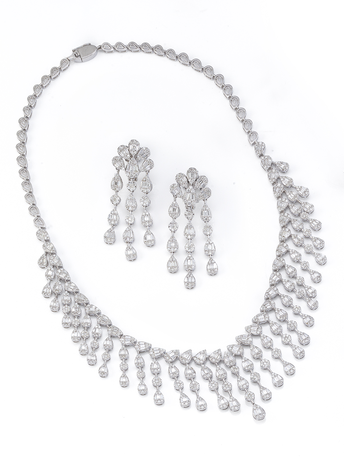  ESPECTACULAR CONJUNTO DE GARGANTILLA Y PENDIENTES DE DIAMANTES. DISEÑO EN CASCADA CON PERILLAS DE DIAMANTES CUYO PESO TOTAL APROX. ES DE 24 CTS. PIEZA DE ALTA JOYERIA. Montura en oro blanco de 18k.