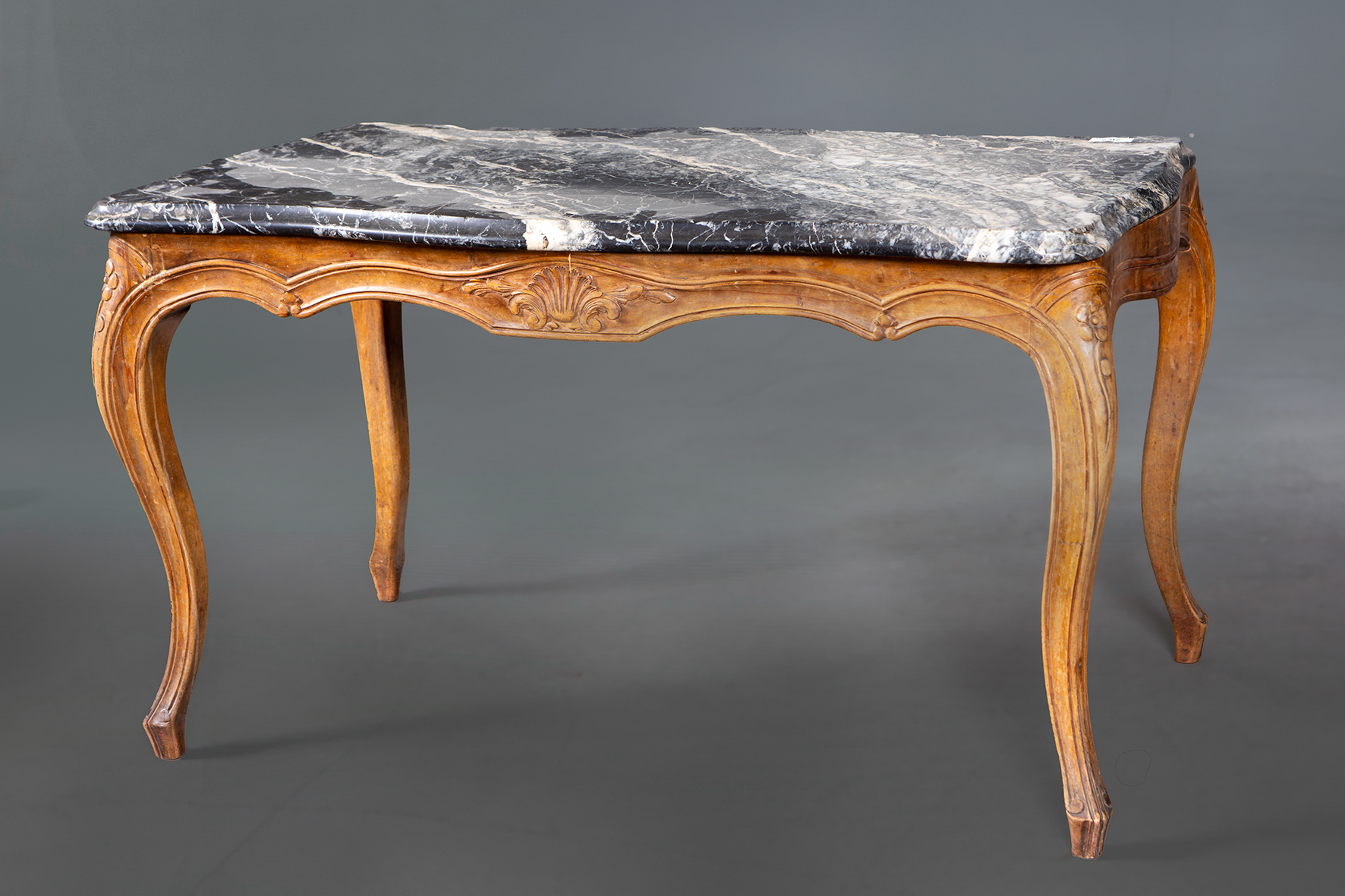 Mesa de tresillo en madera de haya patinada estilo Luis XV años 60 con tapa de mármol negro...