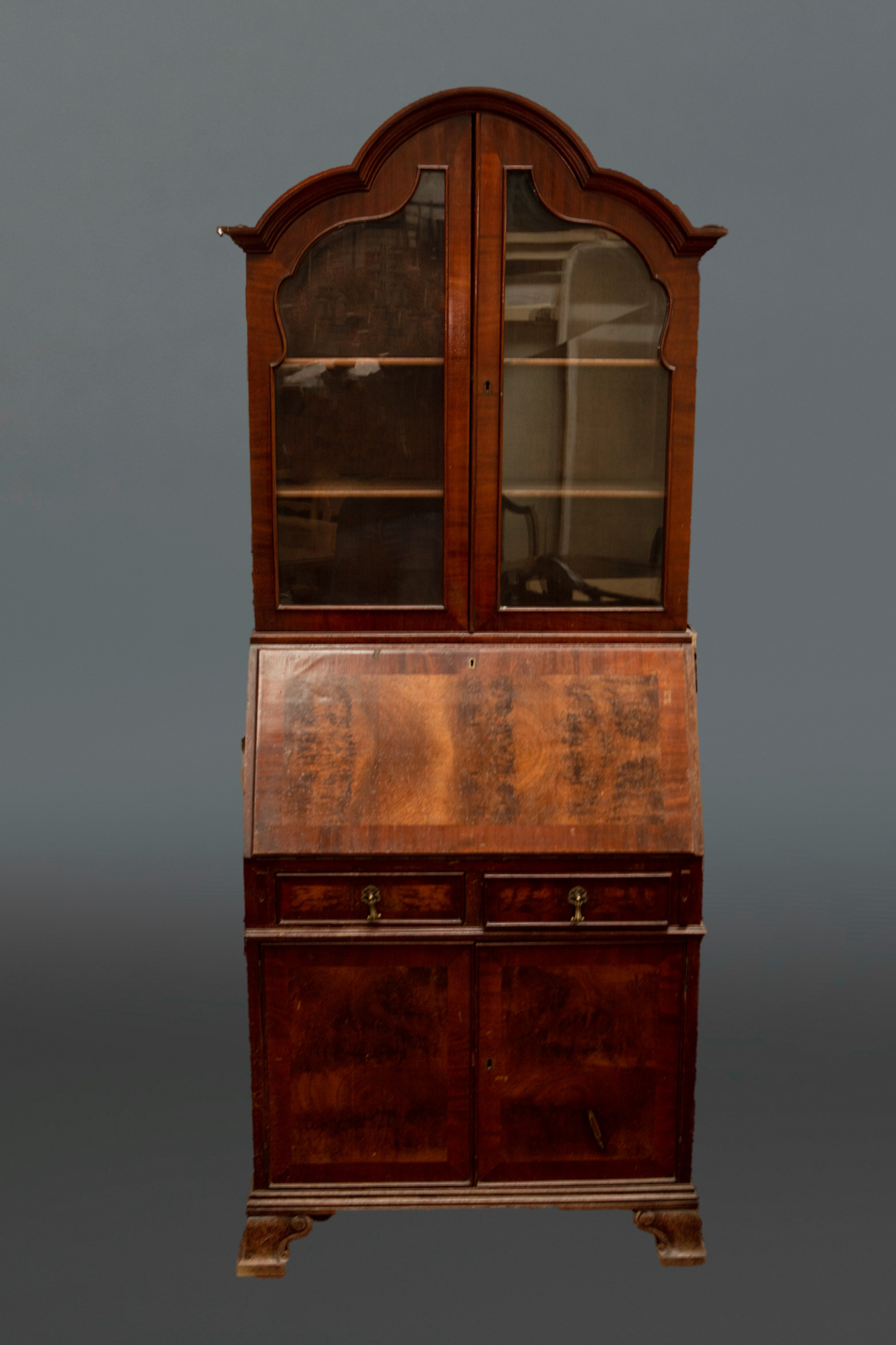 Bureau de estilo inglés en madera de raíz y nogal, años 50. Cuerpo superior con doble puerta de...