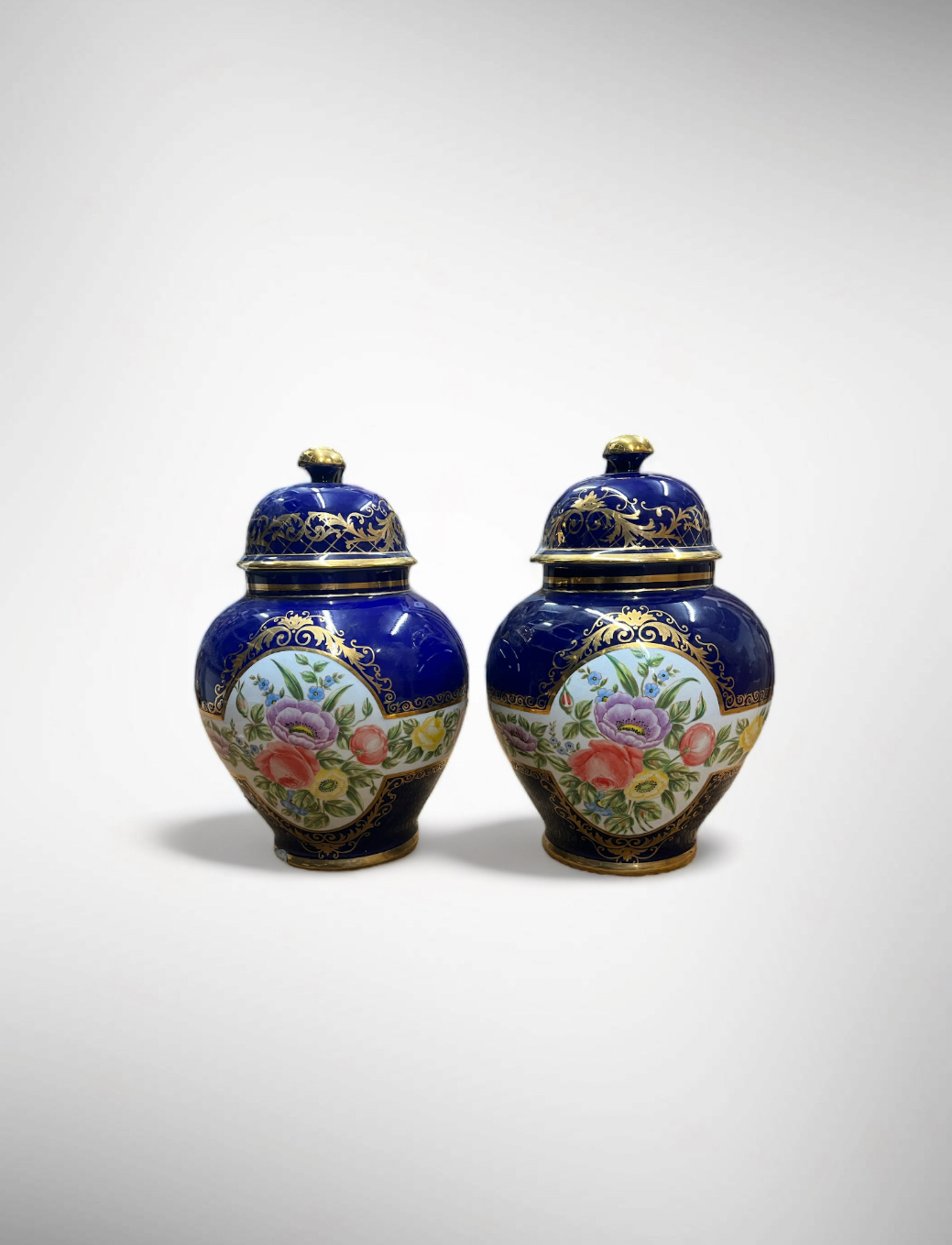 Pareja de tibores con tapa en porcelana francesa, Viejo París, fines S. XIX-ppios S. XX. Cenefa...