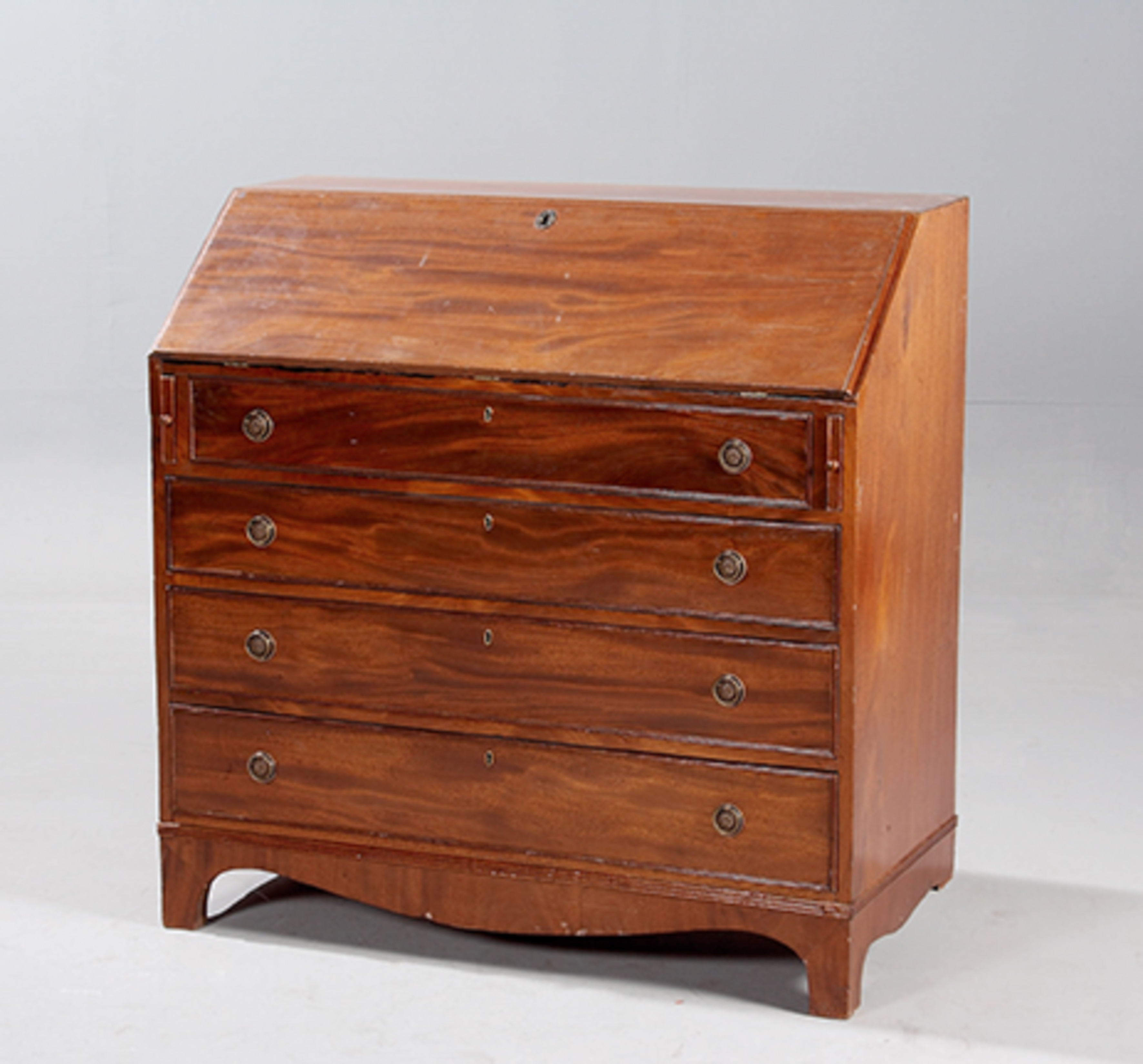 Escritorio inglés, estilo Jorge III, en madera de caoba S. XIX. Cuatro registros de cajones con...