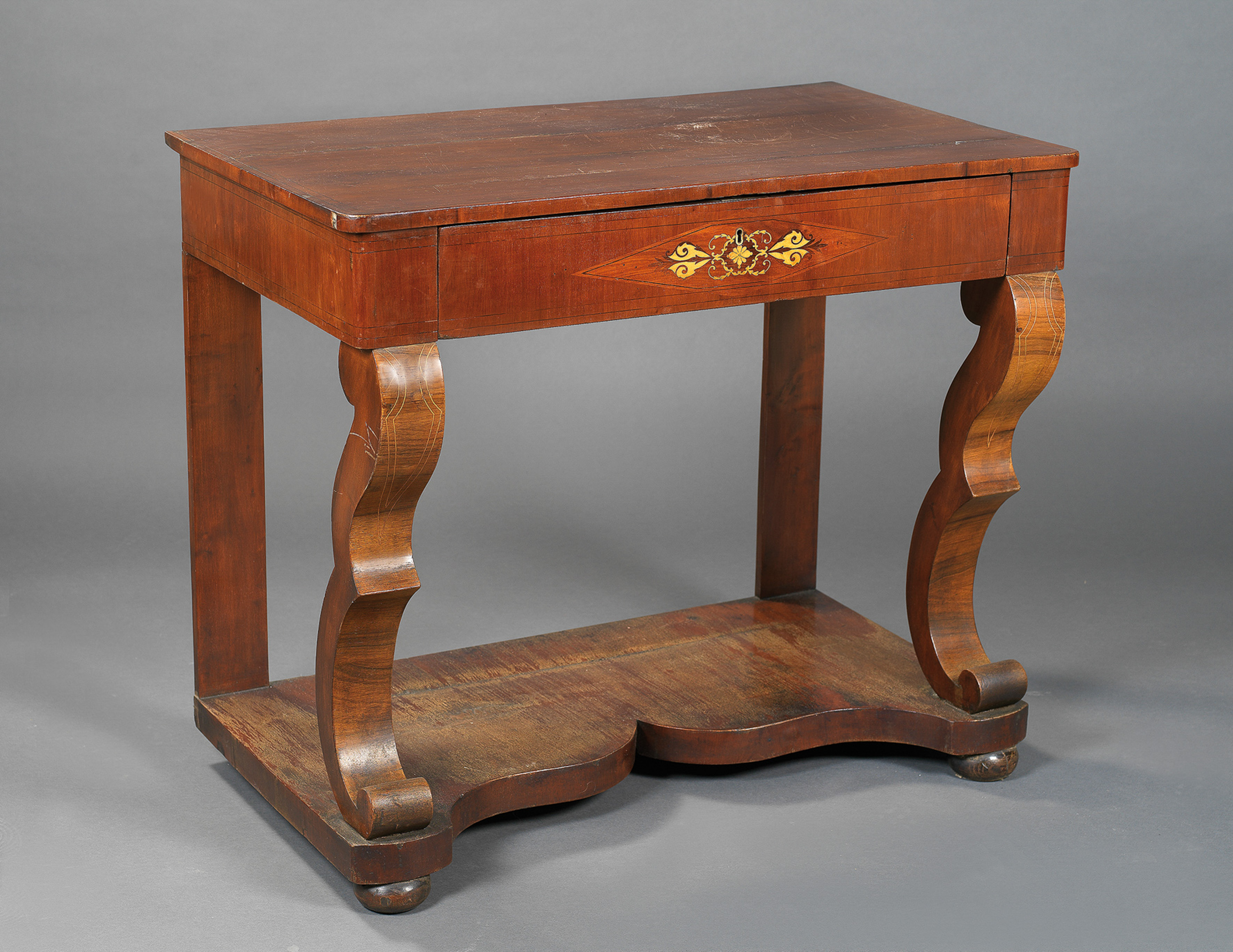 Consola isabelina en madera de caoba con líneas muy estilizadas derivadas del Imperio, cajón en...