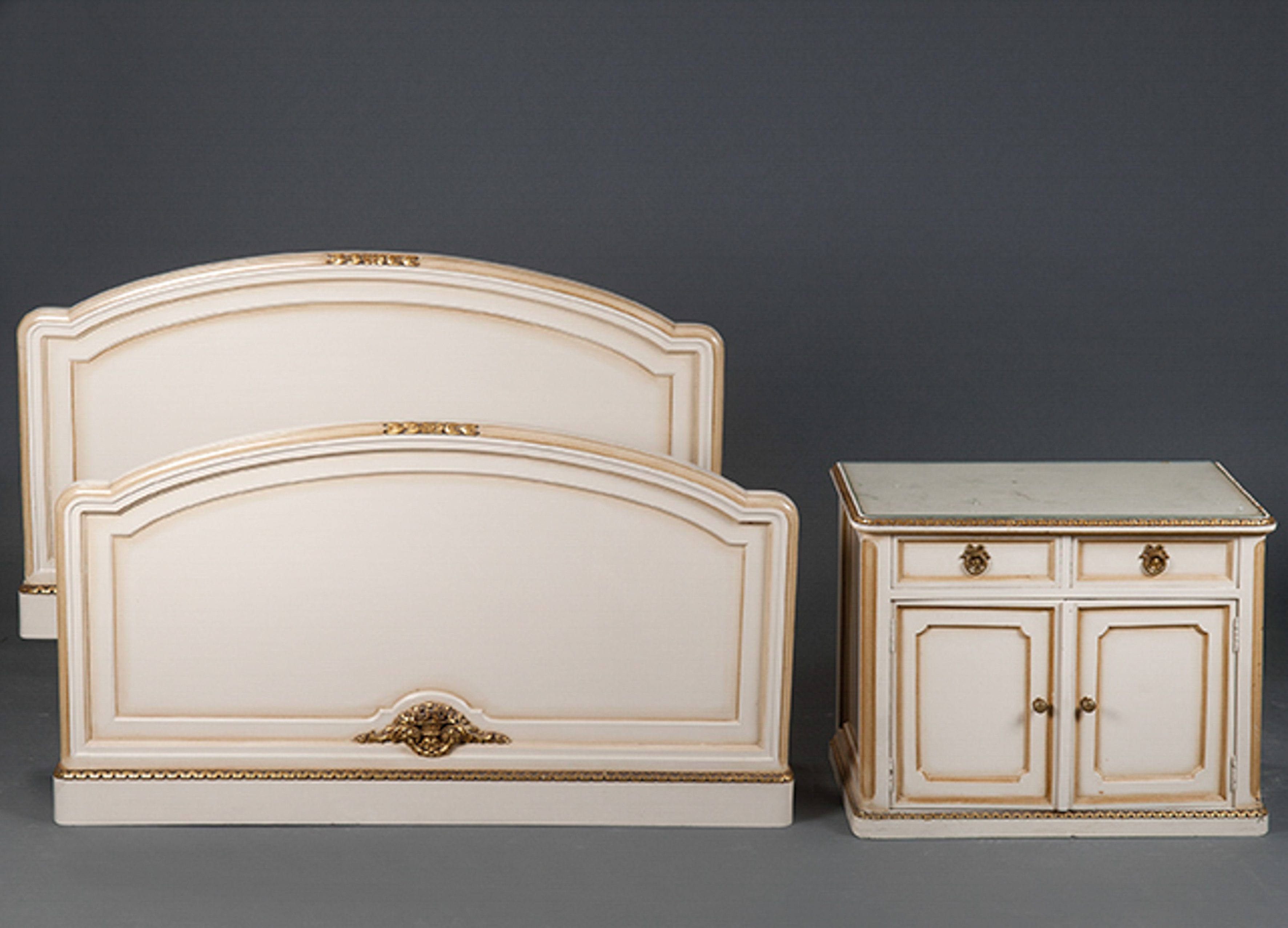 Pareja de cabeceros semicirculares lacados en beige decorados con rosas talladas con aplicaciones...