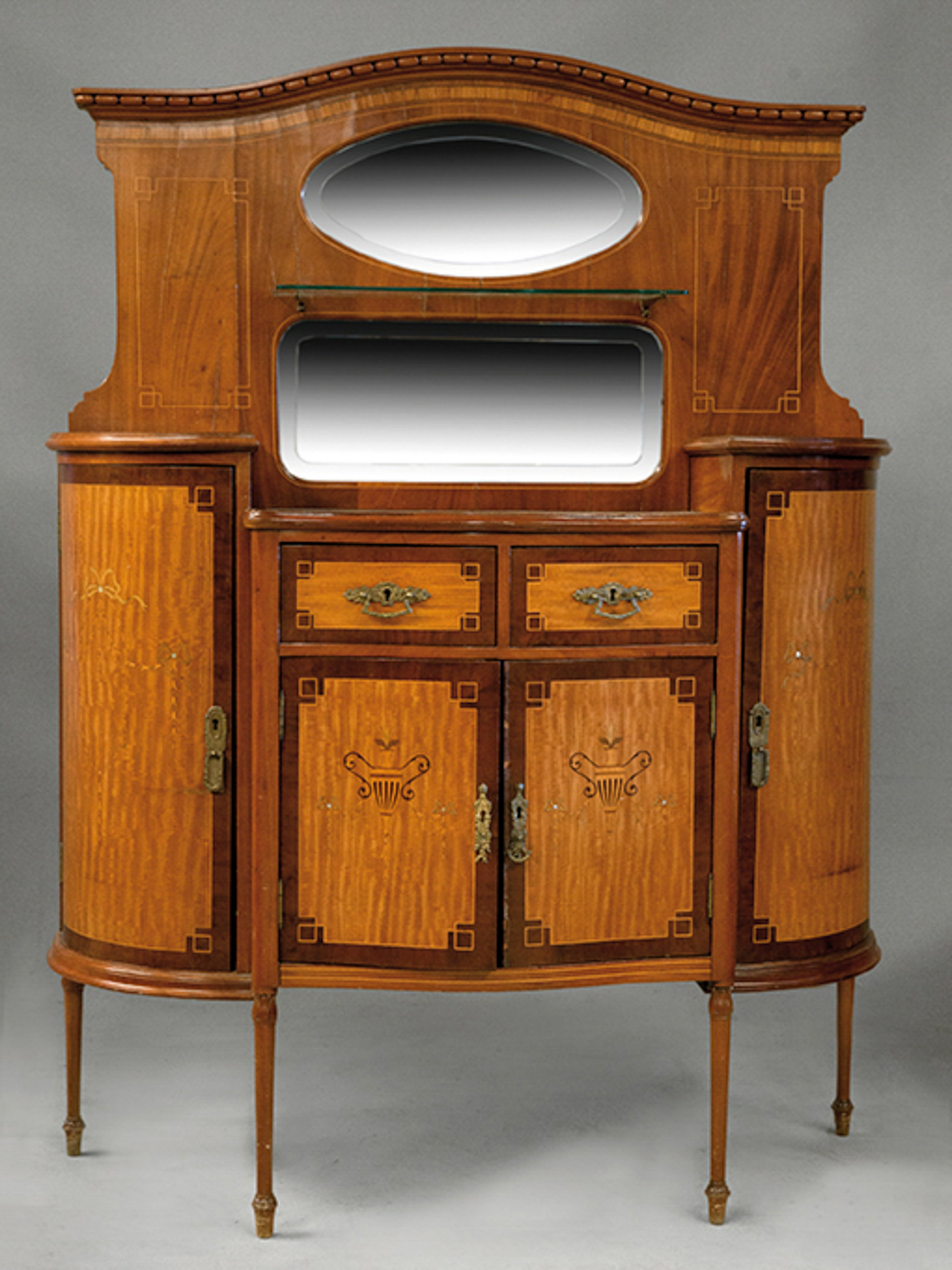 Mueble tocador Art Decó, C.1920.
Medidas: 160 x 46 x 120 cm.