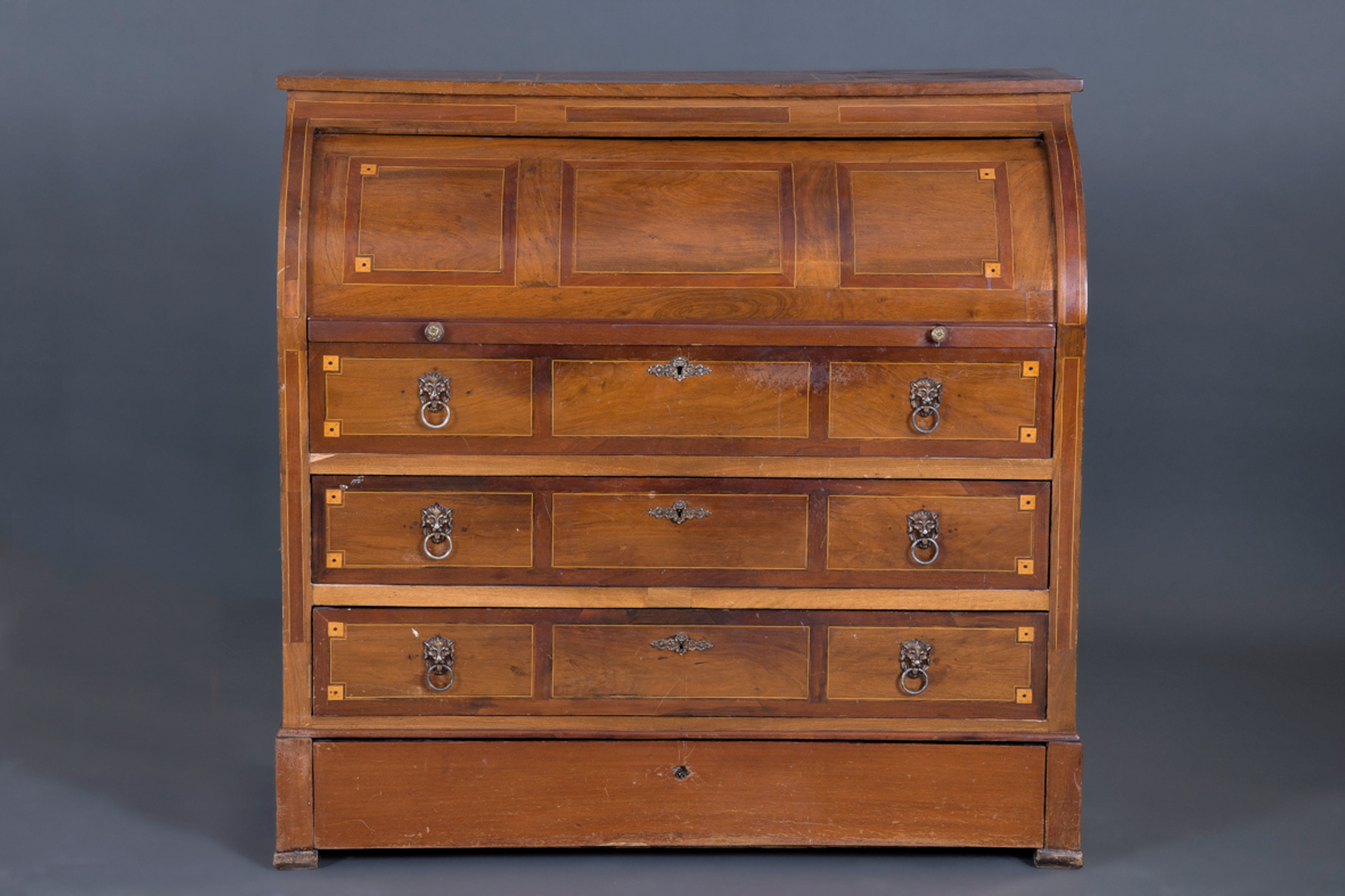 Escritorio de tambor inglés, ca. 1900 con tres registros de cajones y decoración fileteada de...