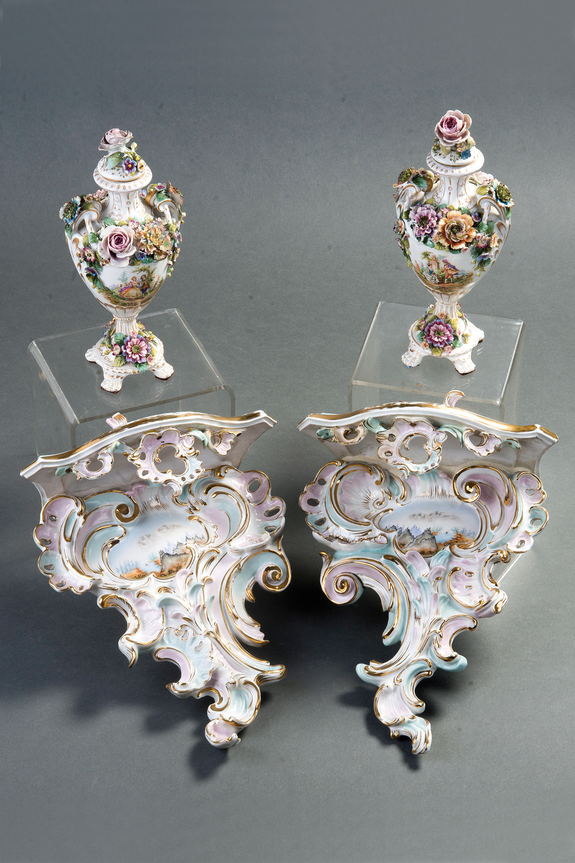 Pareja de copas con ménsulas en porcelana, estilo Luis XV. Las peanas en porcelana centroeuropea....