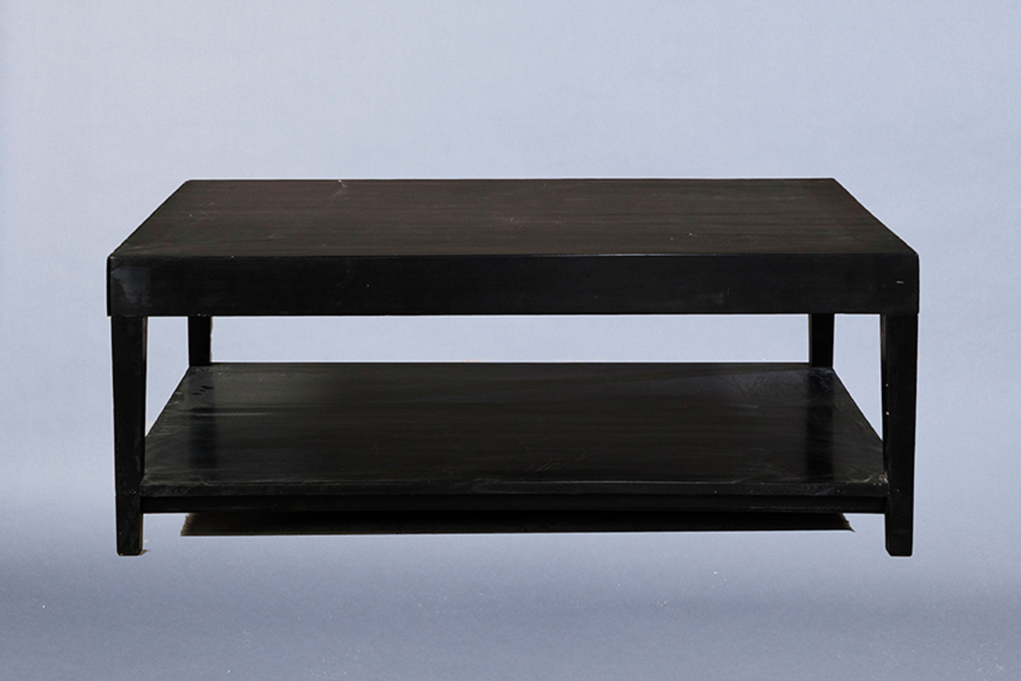 Mesa de centro moderna en madera lacada en negro.
Medidas: 50x85x130 cm.
