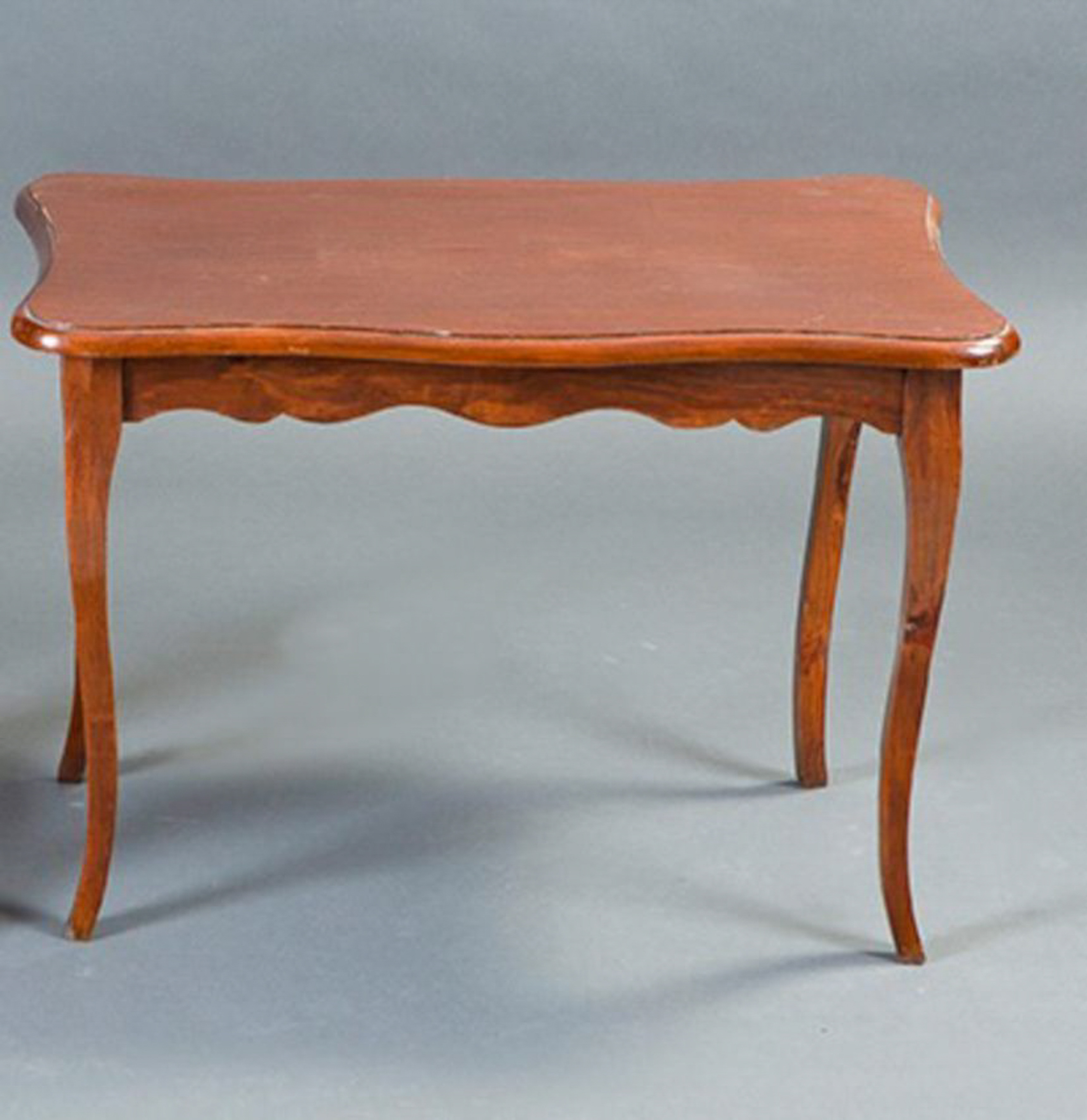 Mesa rectangular de centro en madera tallada. Con faldones recortados.
Medidas: 51x44x74 cm.