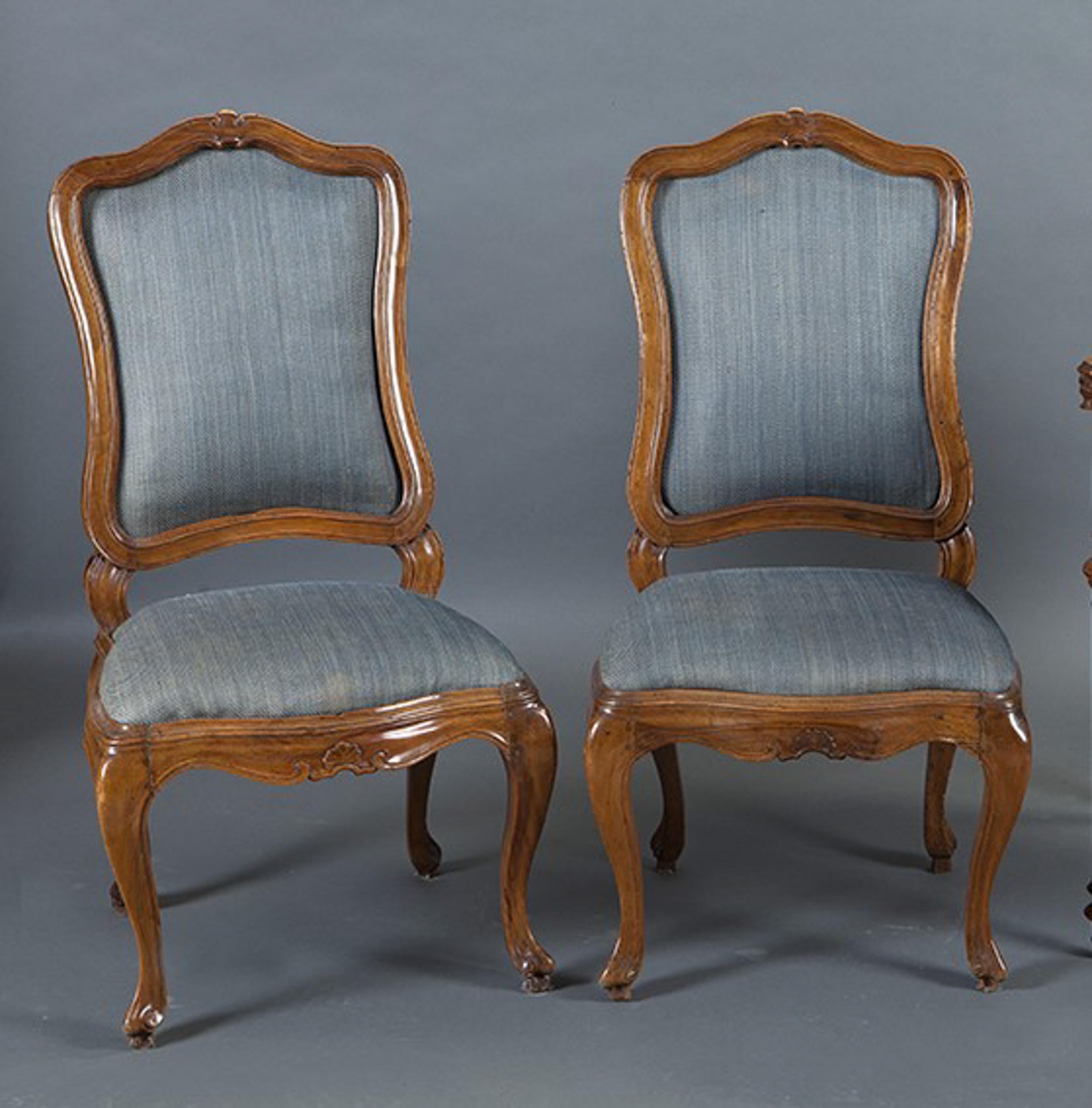 Pareja de sillas estilo Luis XV, Francia s. XIX.
En madera en su color y tapicería azul. 
Altura:...