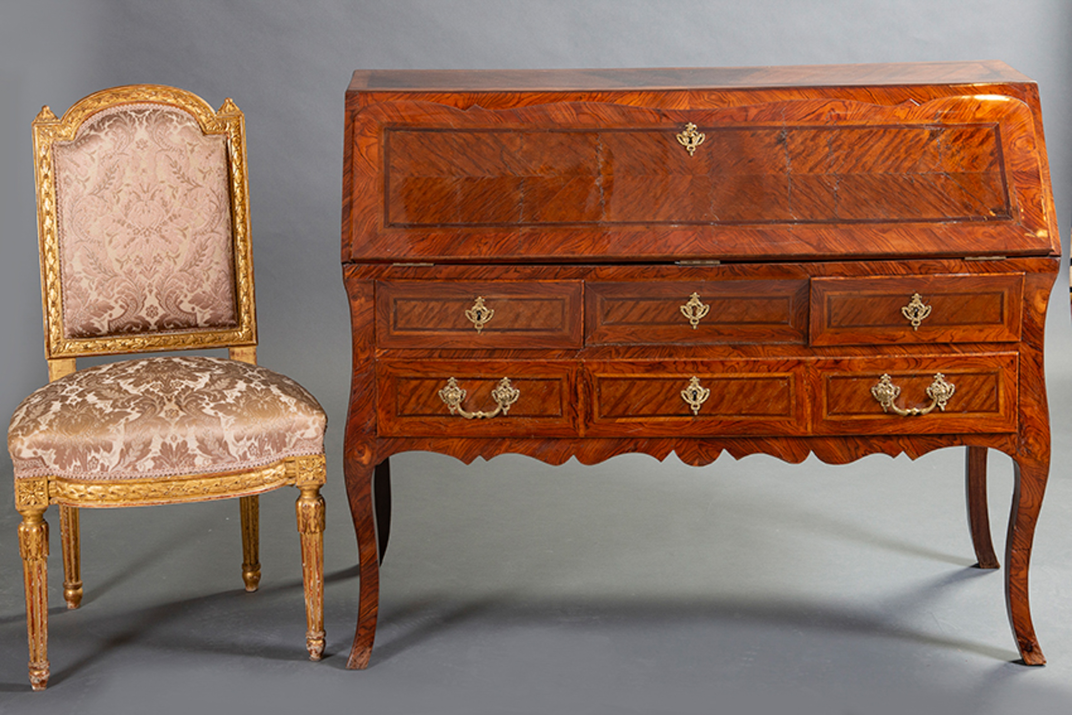 Lote formado por: mueble escritorio Luis XV, Francia, s. XVIII. En madera de palosanto y palorrosa....