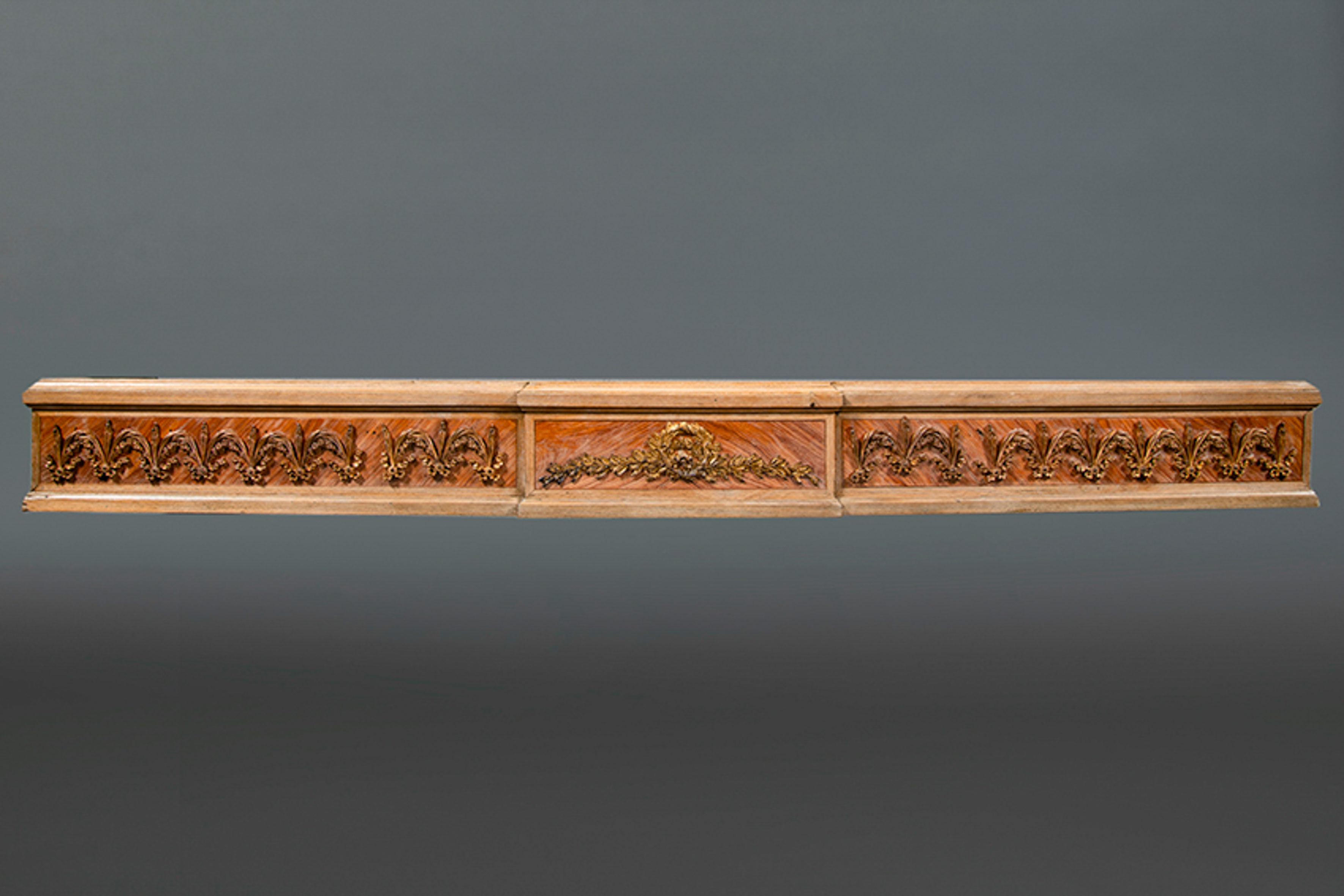 Galería de cortina en madera con aplicaciones de bronce dorado.
Longitud: 158 cm.