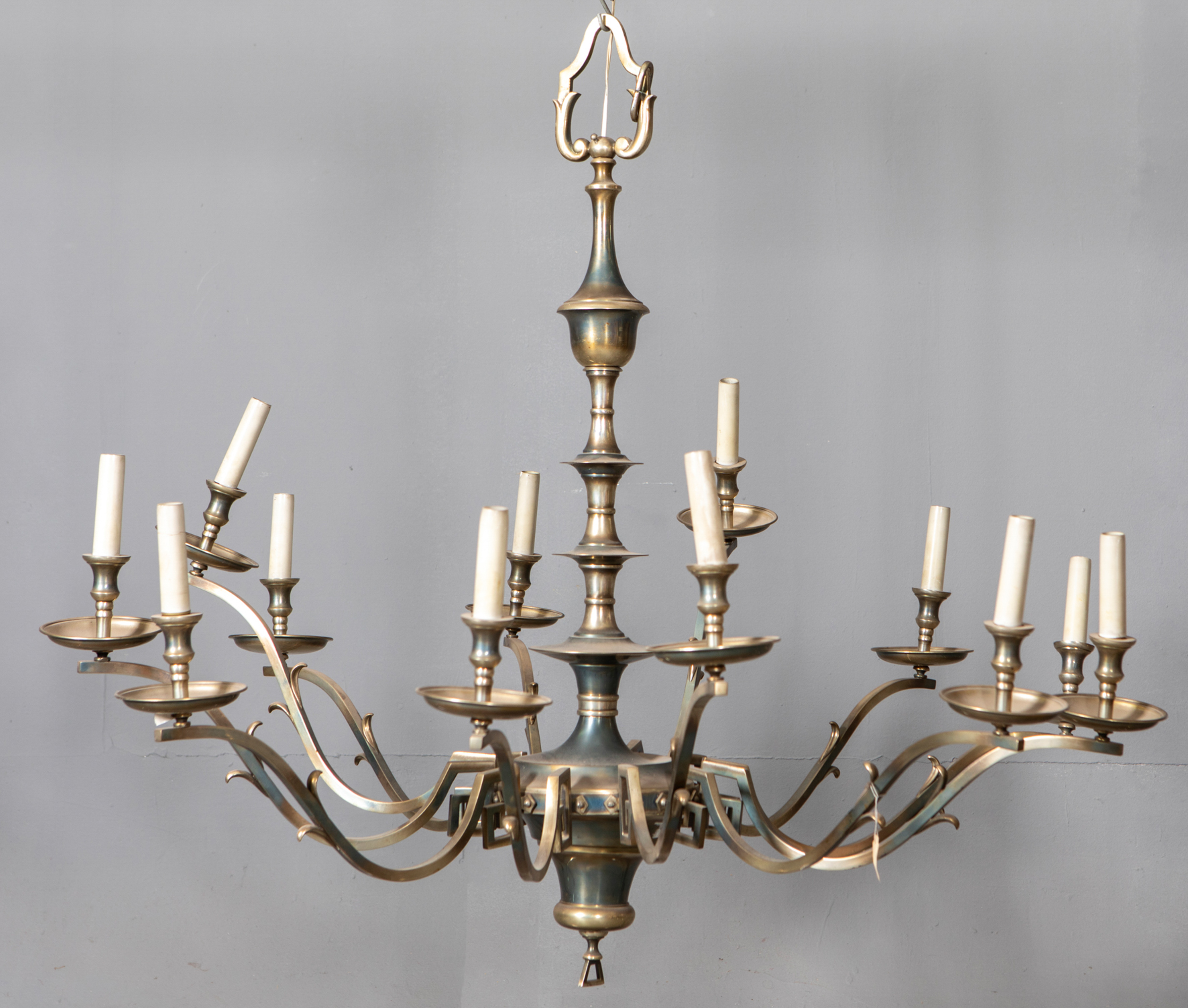 Lámpara estilo holandés de doce brazos de luz en metal dorado. 
Altura: 90 cm.