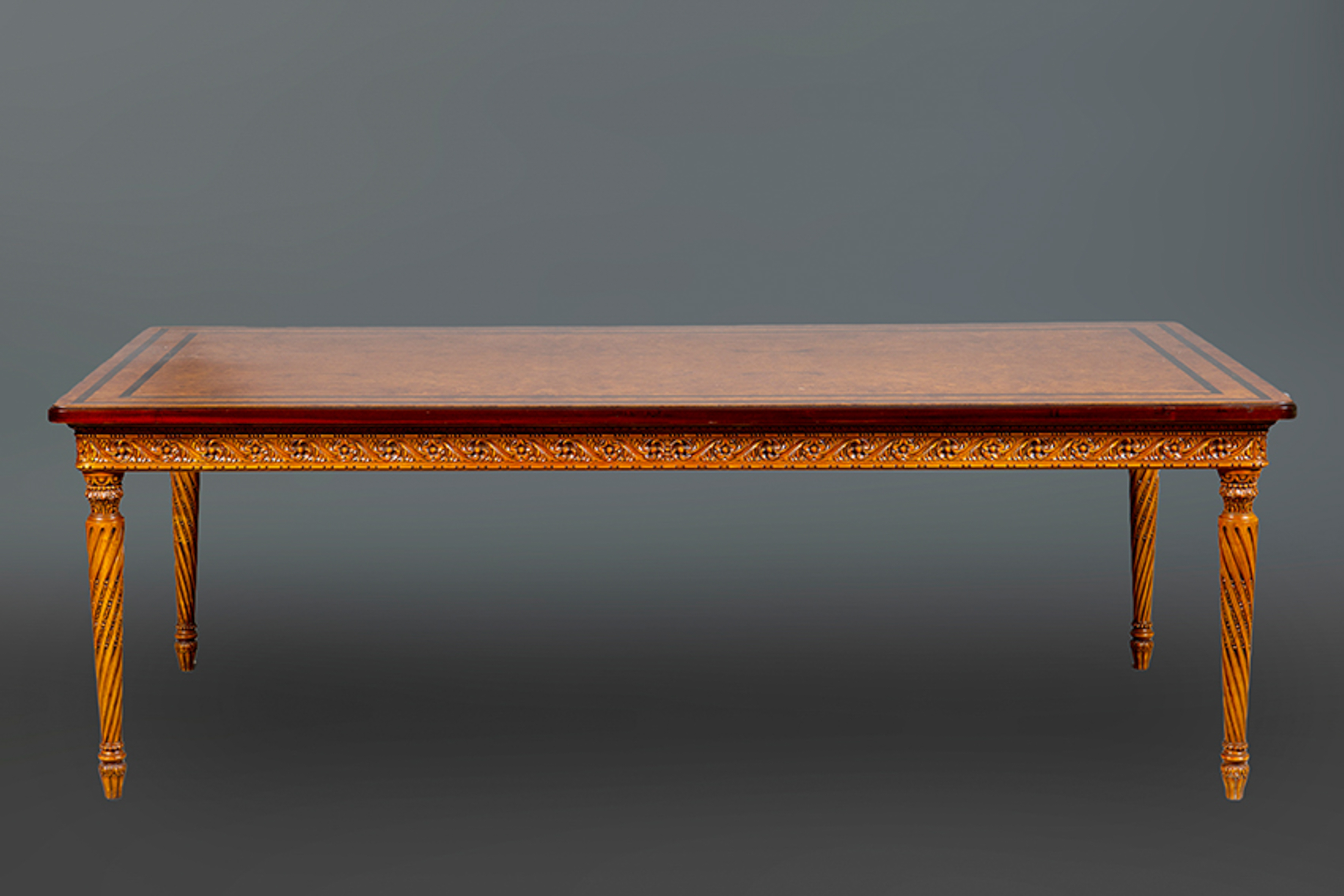 Mesa de comedor en madera tallada de raíz
