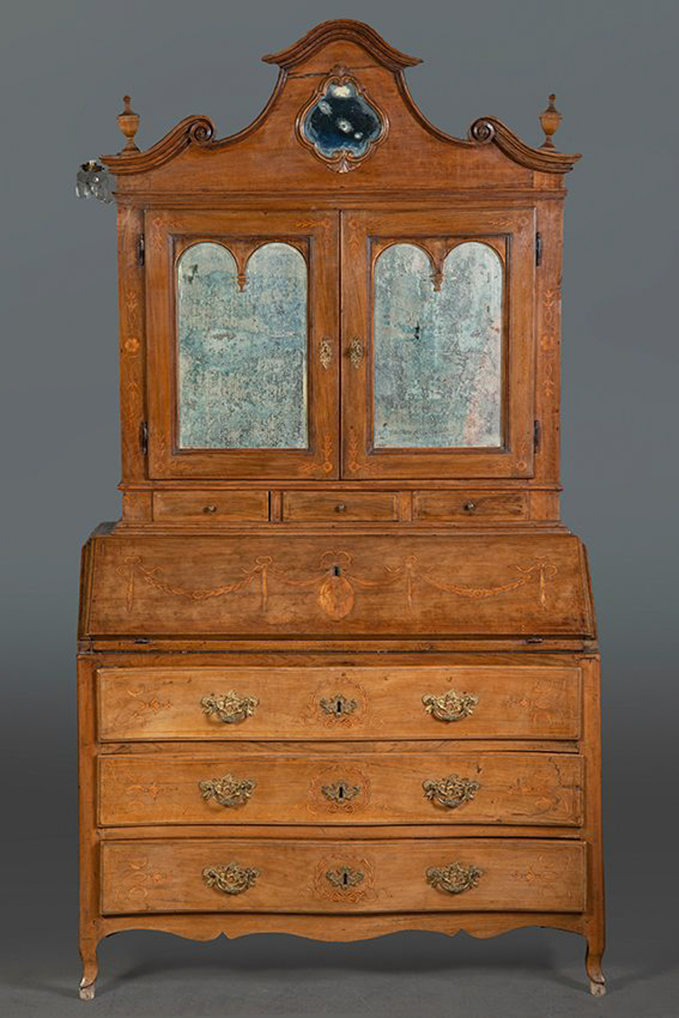 Boureau-cabinet, mediados del s. XVIII, en madera de nogal, marquetería en maderas frutales y lunas...