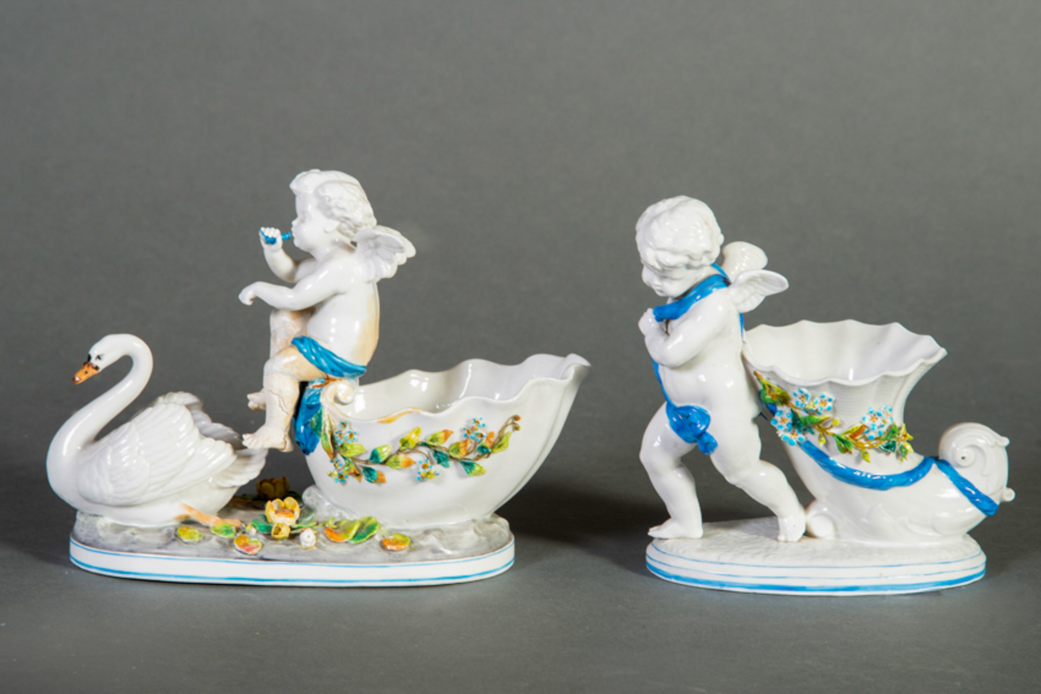 Lote de dos centros en porcelana centroeuropea, pp. s. XX.