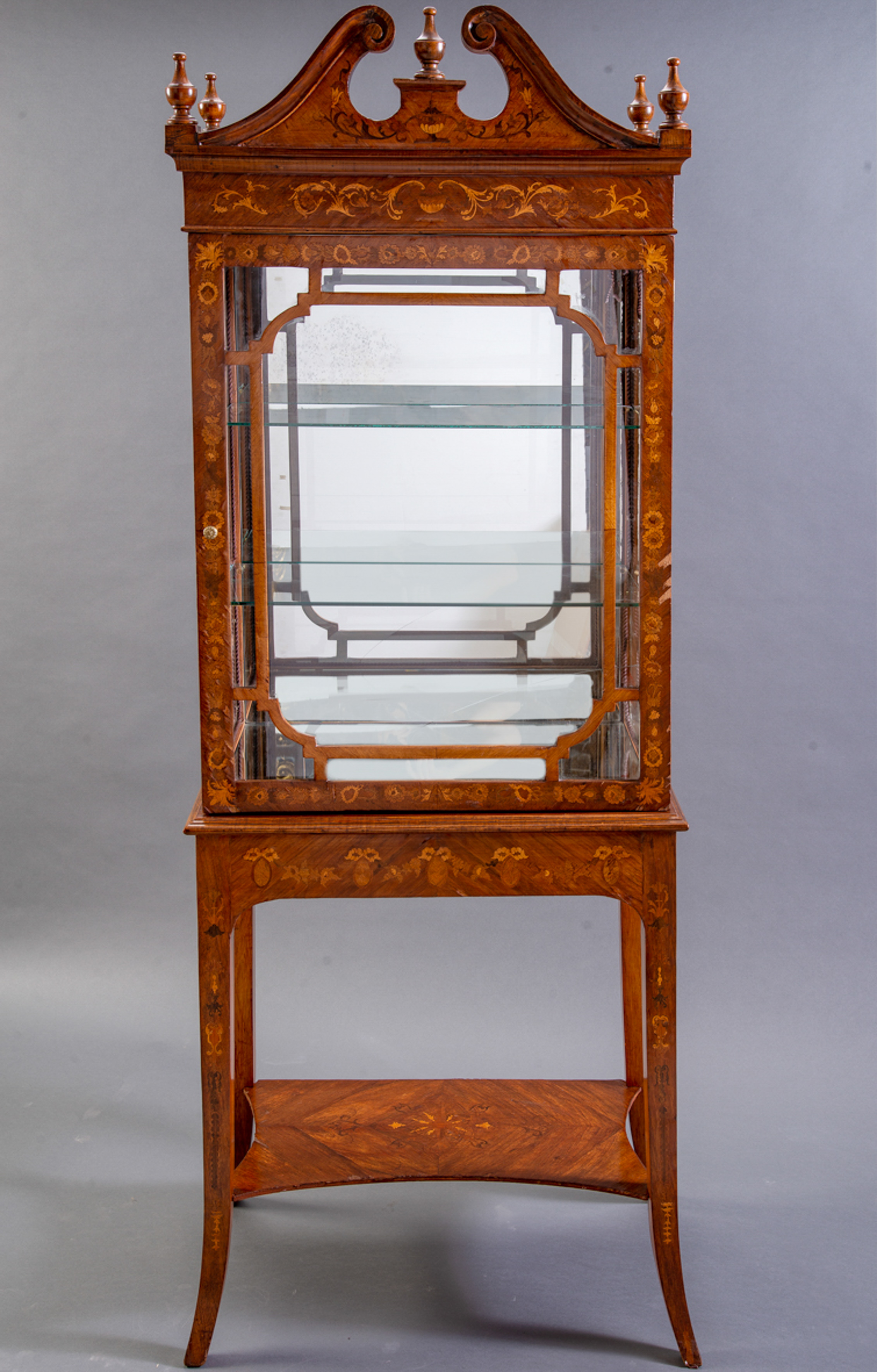 Mueble vitrina estilo inglés 