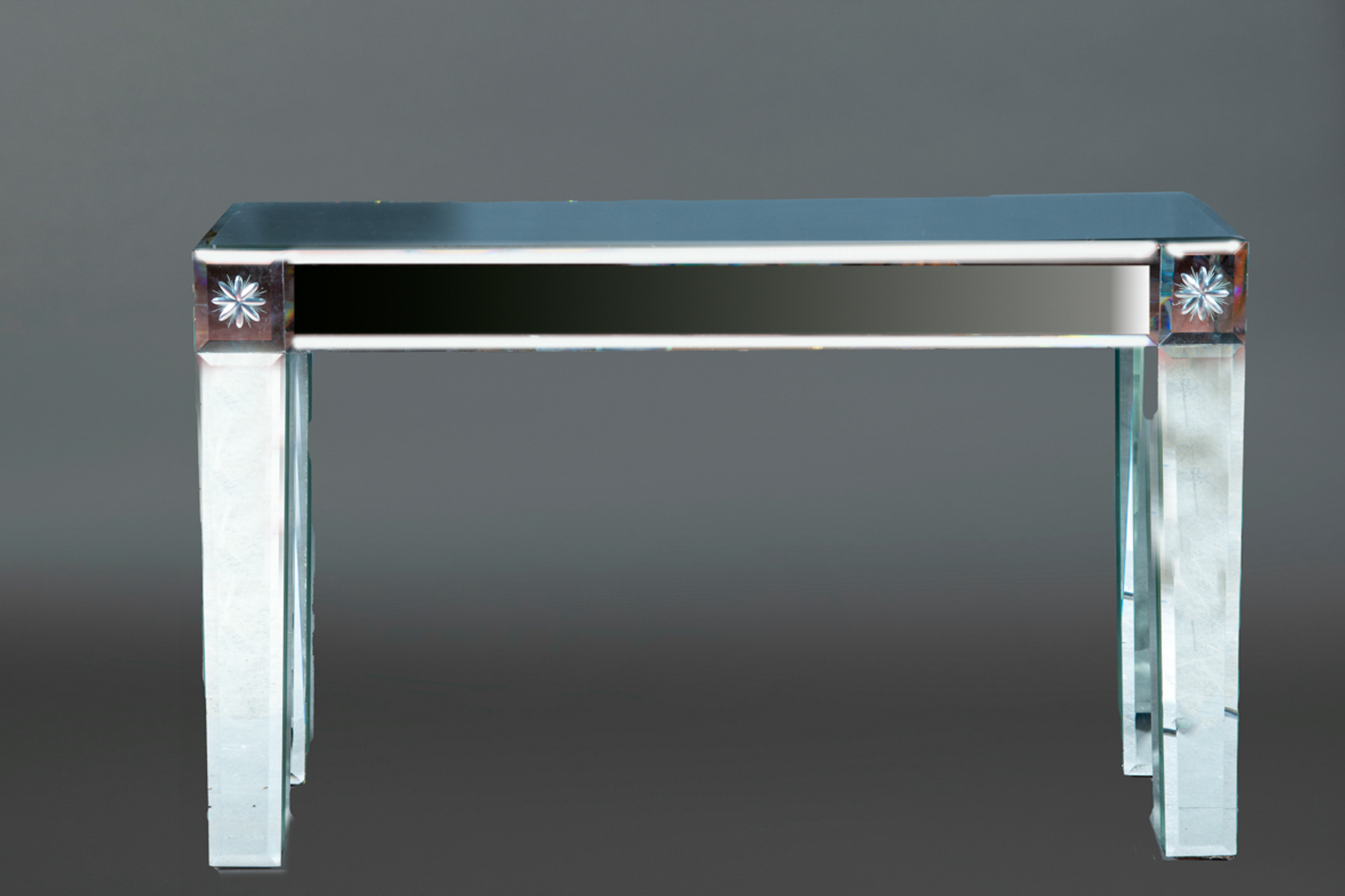 Consola, siguiendo modelos de Philippe Starck