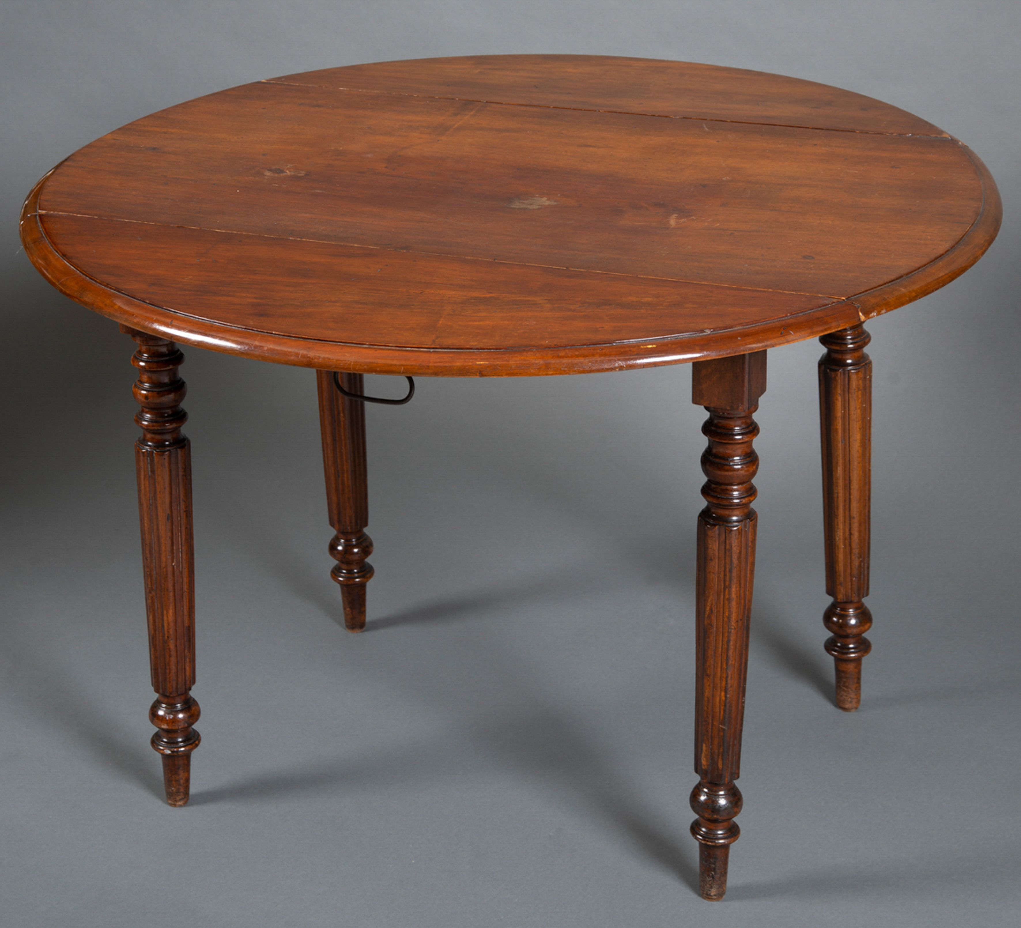 Mesa de alas victoriana, s. XX