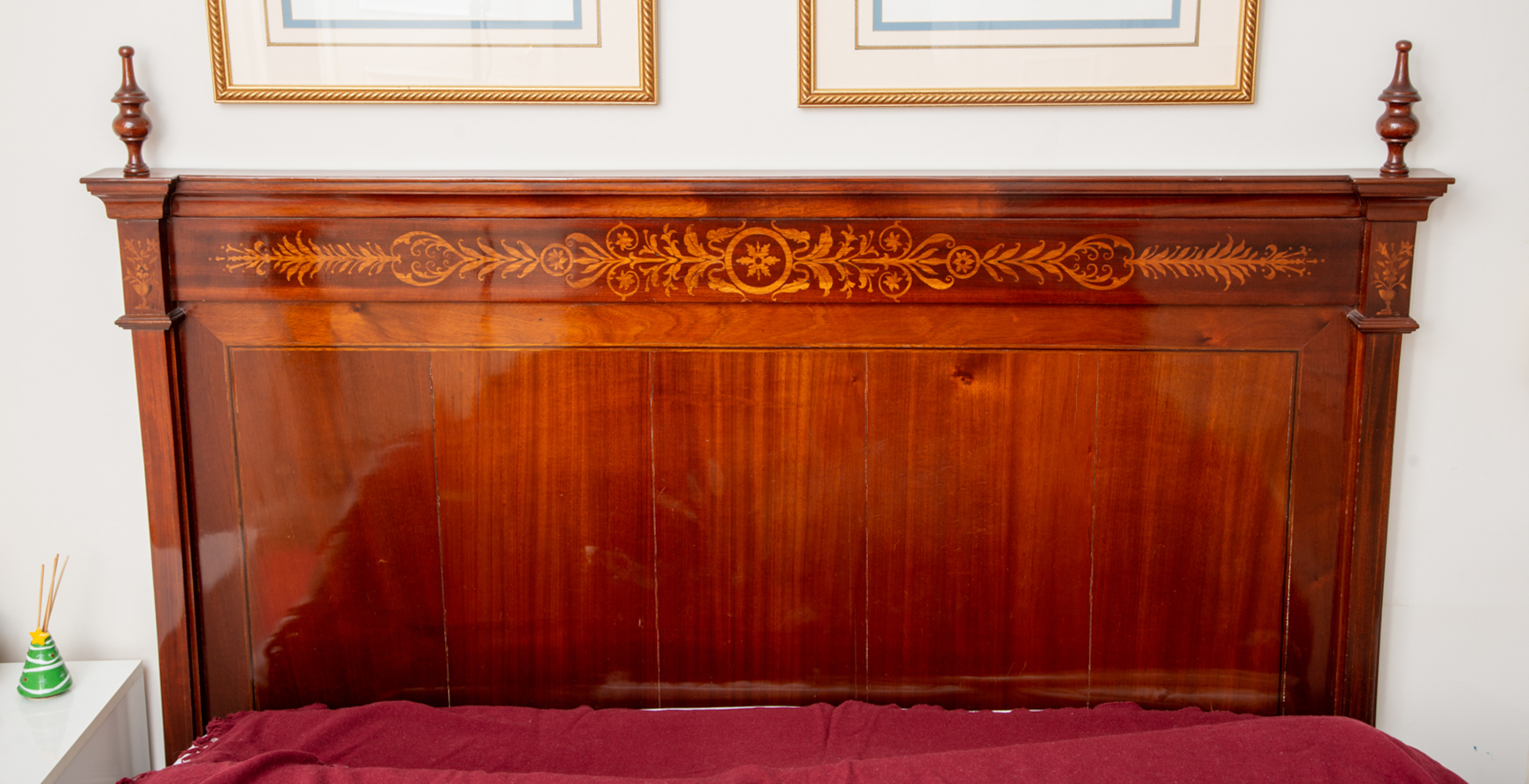 Cabecero estilo fernandino en madera de caoba con remate de pináculos y decoración en marquetería...
