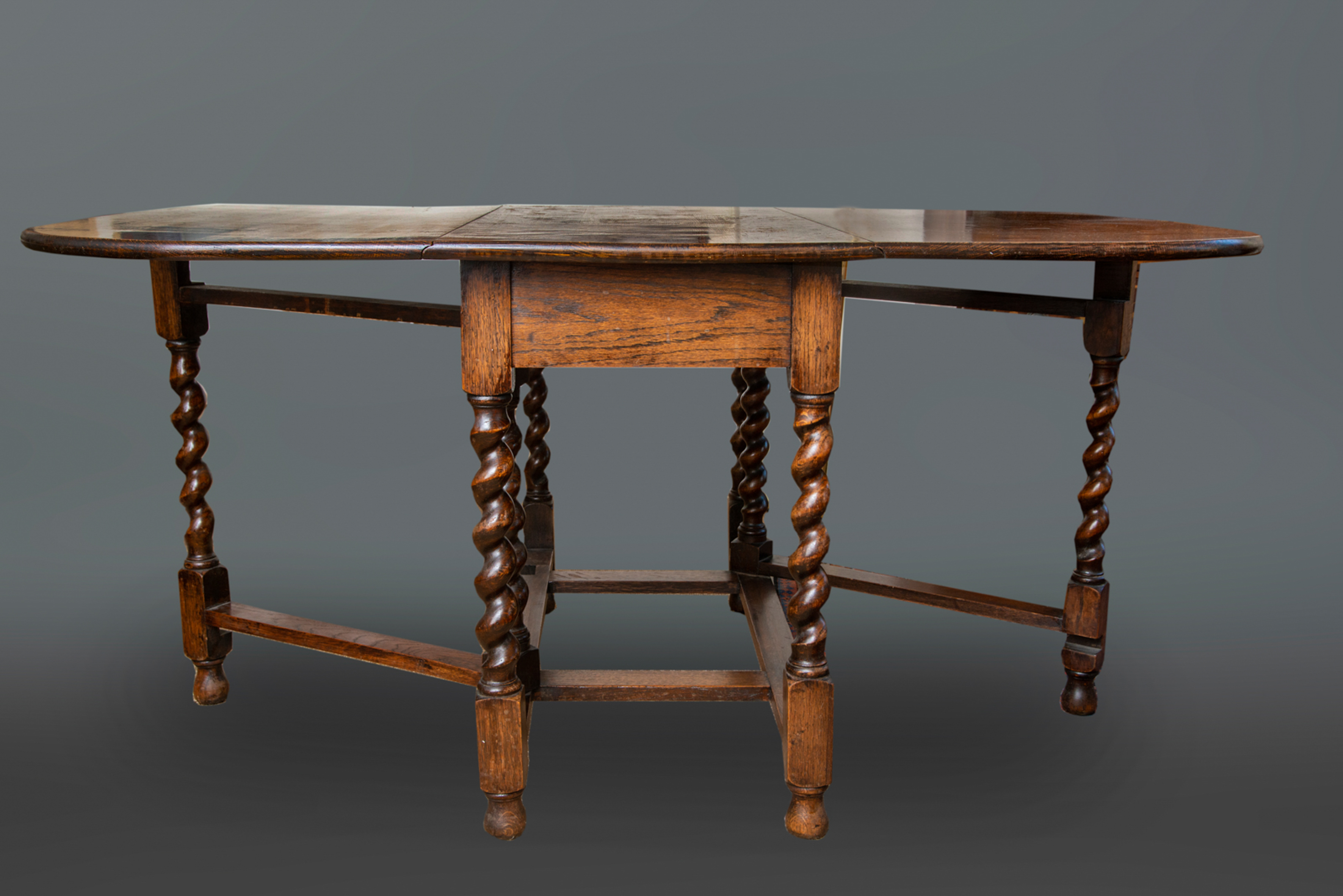 Mesa de alas inglesa, s. XIX, en madera de nogal con patas salomónicas y pie de bola. Presenta...
