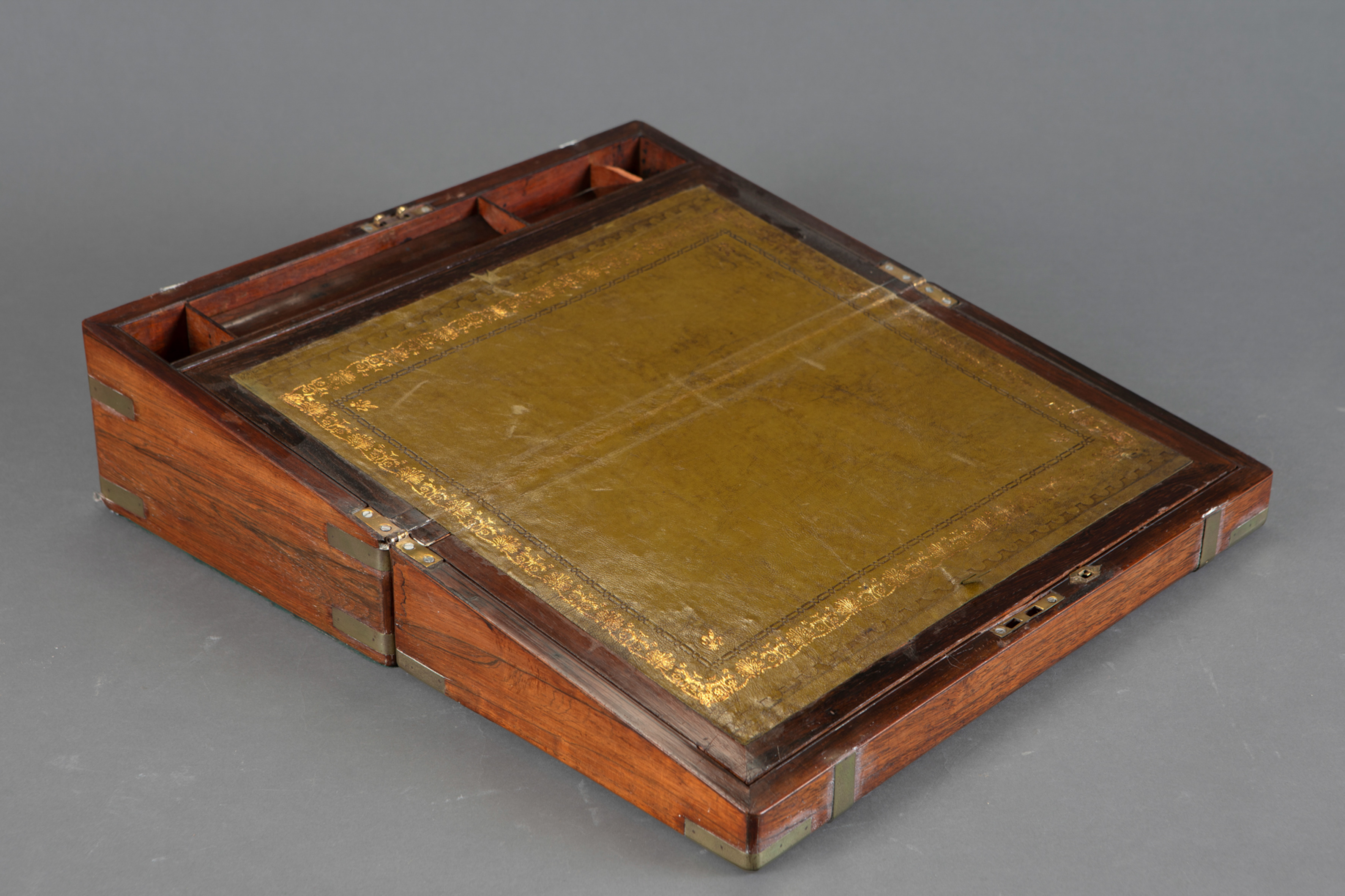 Caja-escritorio portatil de barco eduardiana, c. 1900, en madera de roble con guarniciones de latón...