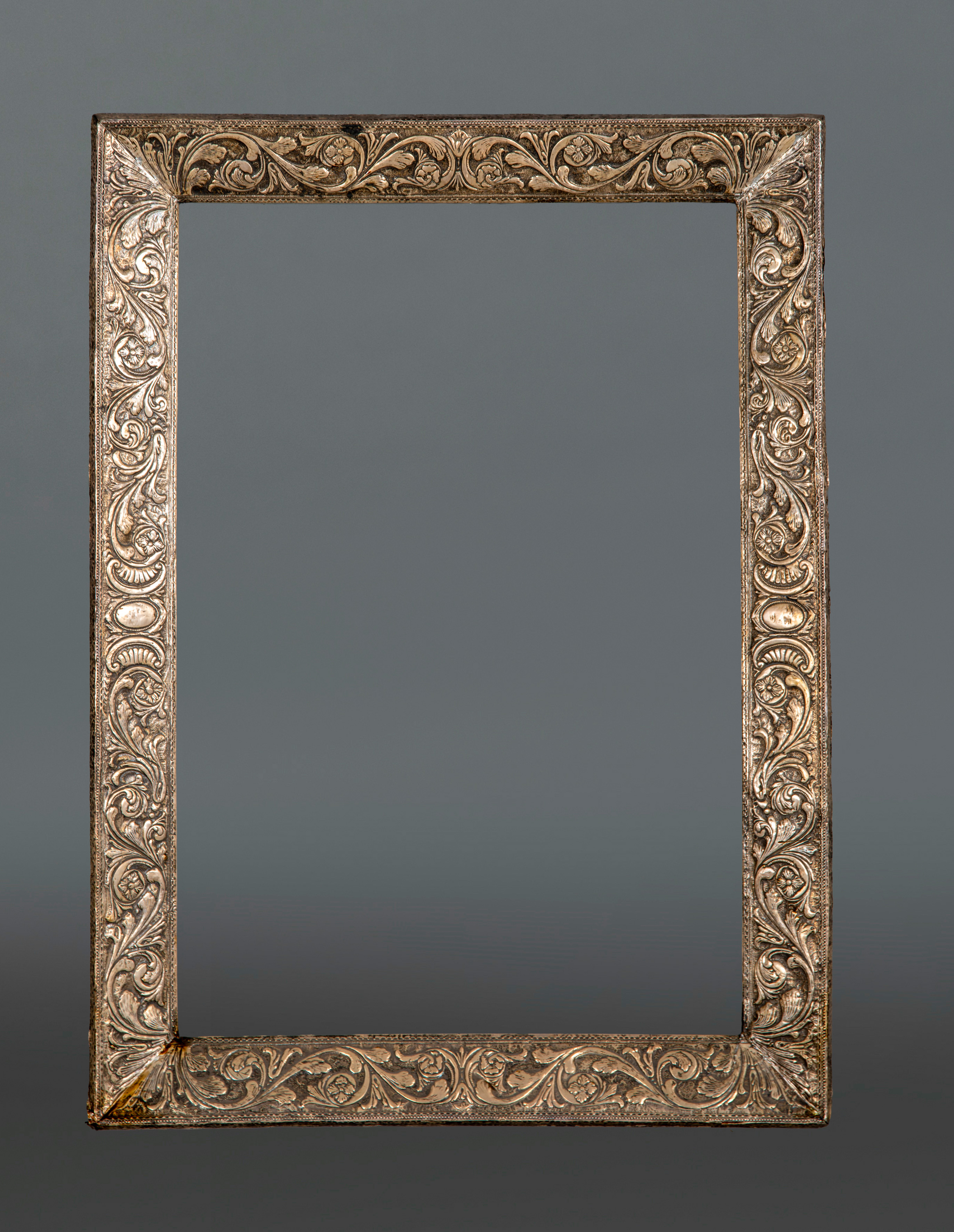 Marco antiguo en plata cincelada con hojas de acantos.
Medidas: 87 x 58´5 cm.
Medidas cruz de luz:...