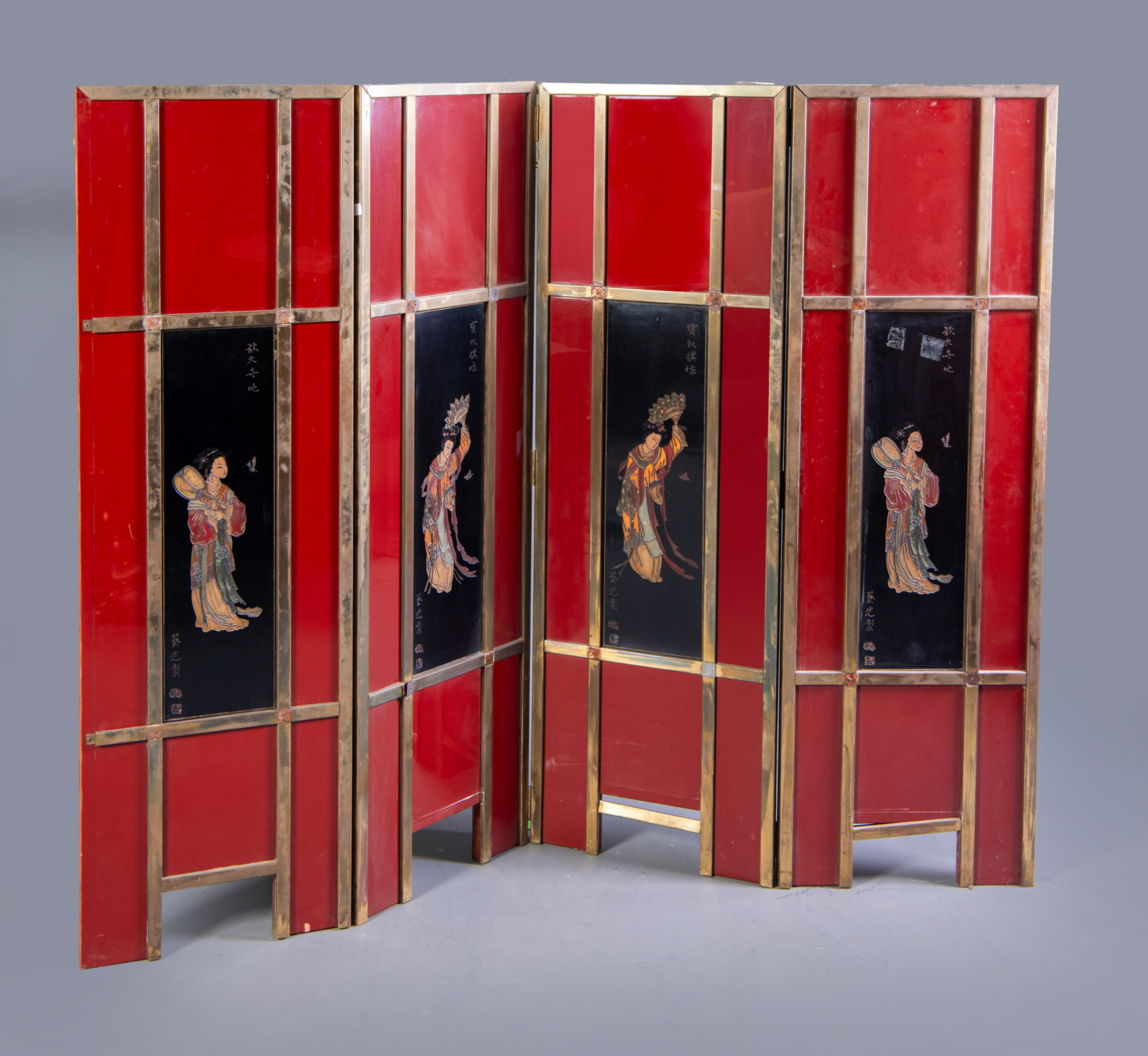 Biombo chino de 4 hojas en madera lacada en rojo y negro, con figuras de geishas en el centro de...
