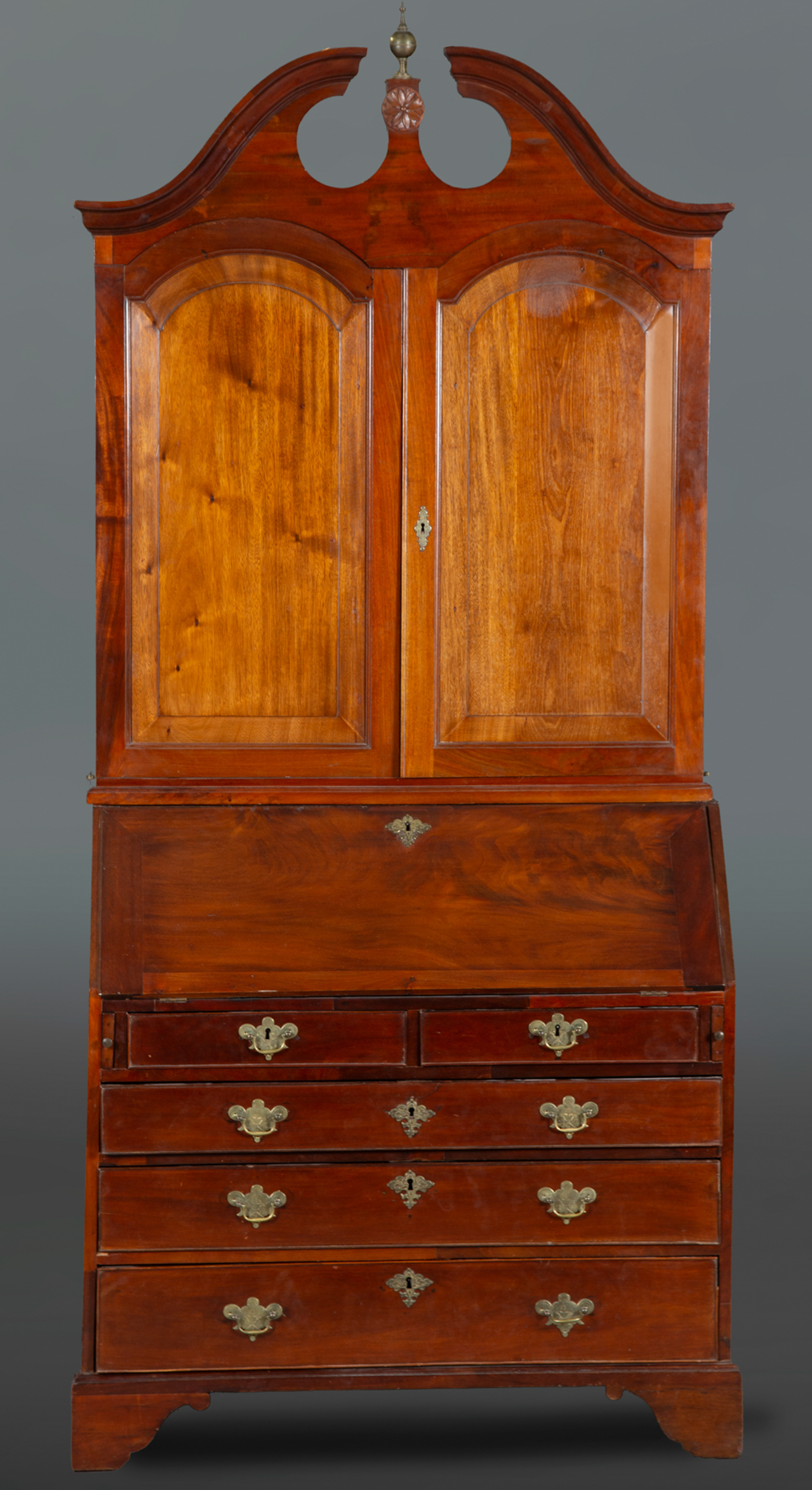Bureau bookcase estilo Reina Ana en madera de caoba. Parte superior compartimentada por gavetas,...