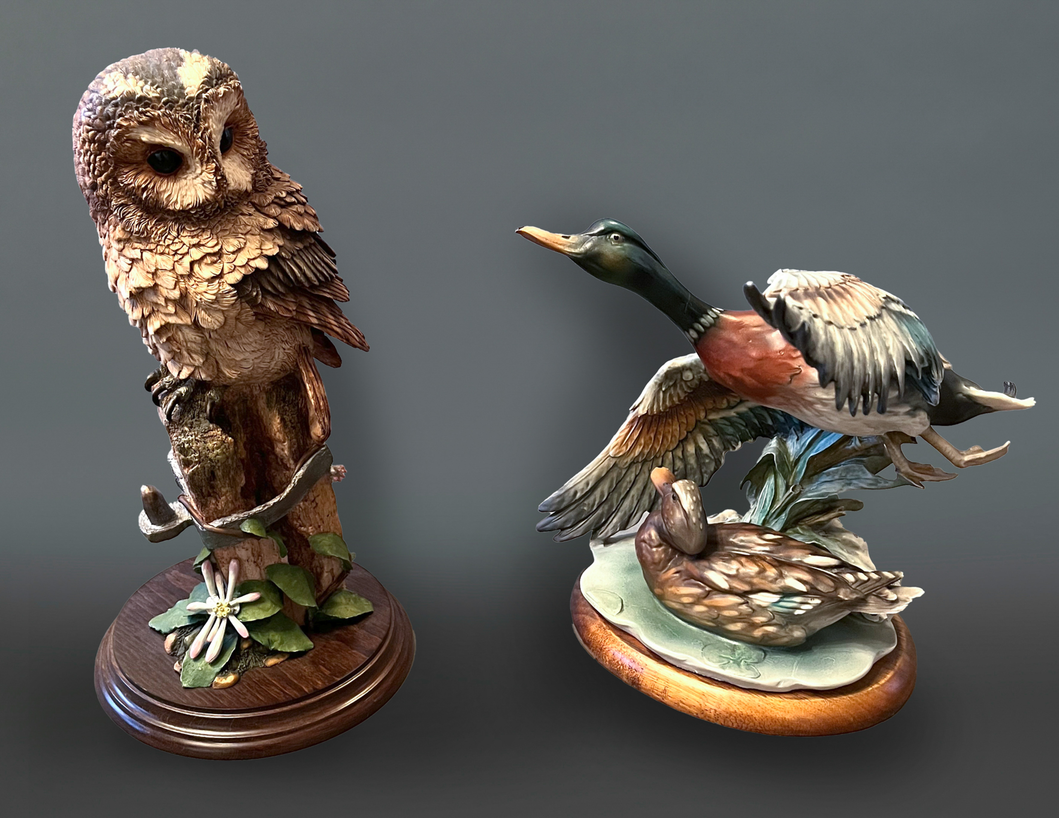 "CAPODIMONTE" S. XX., Pareja de pato y búho en biscuit con peana de madera. 
Altura mayor: 32 cm.