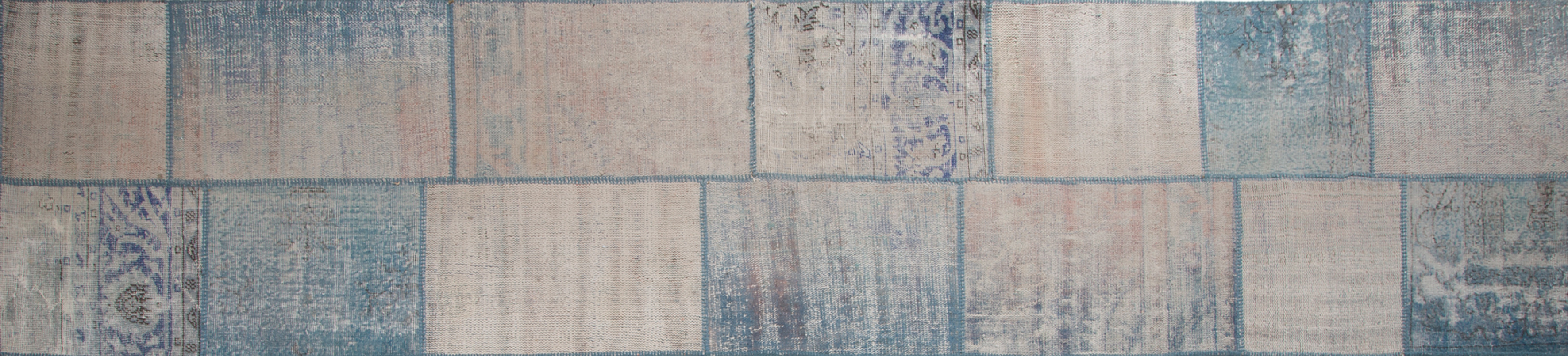 Alfombra de pasillo turca con decoración tipo Patchwork.
Medidas: 440 x 100 cm.