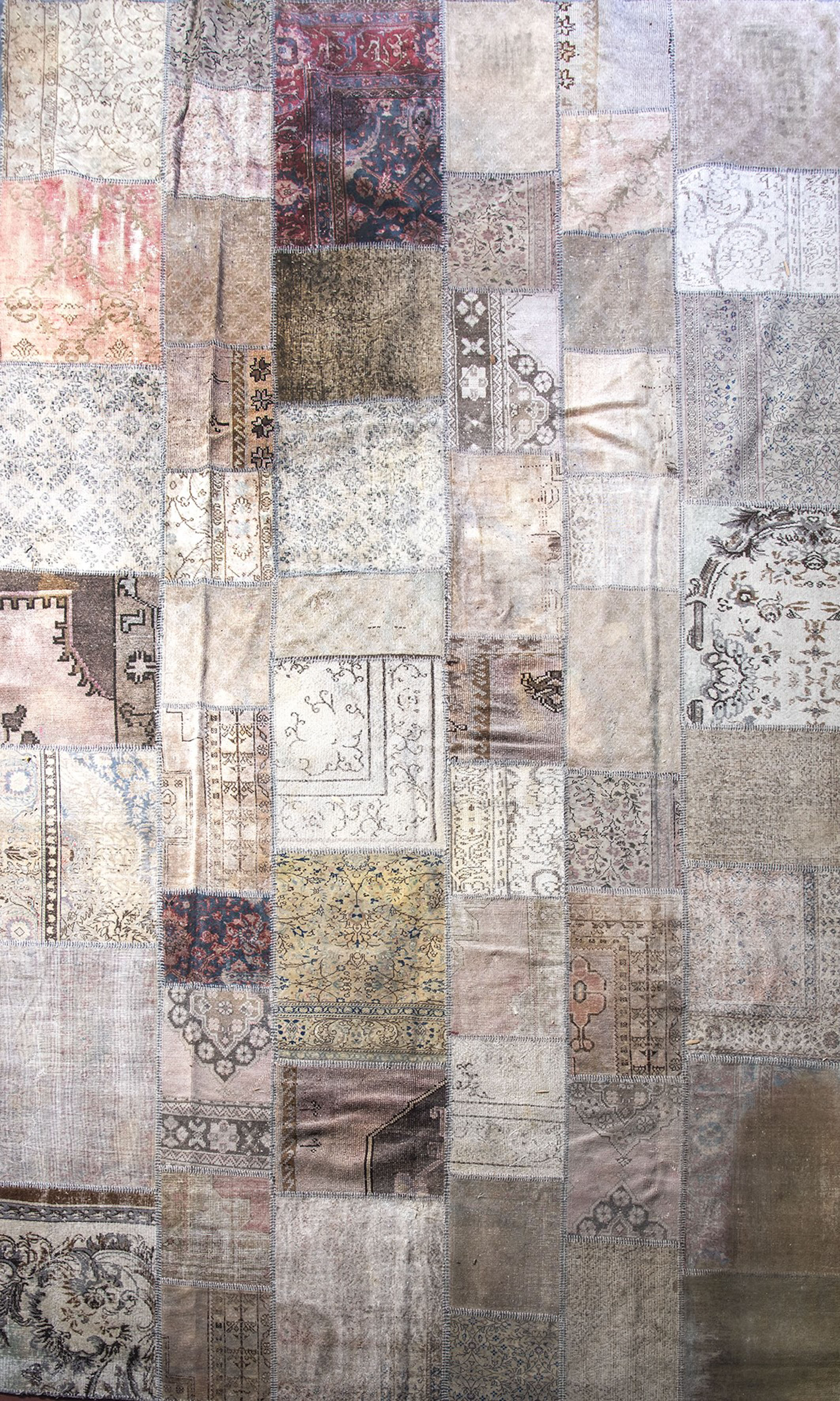 Alfombra turca con decoración tipo patchwork. Con pequeños desperfectos.
Medidas: 300 x 490 cm.
