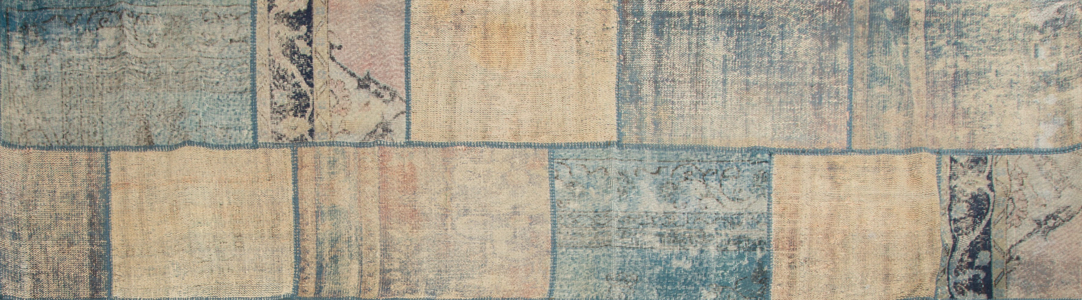 Alfombra de pasillo turca con decoración tipo Patchwork en tonos azules.
Medidas: 360 x 100 cm