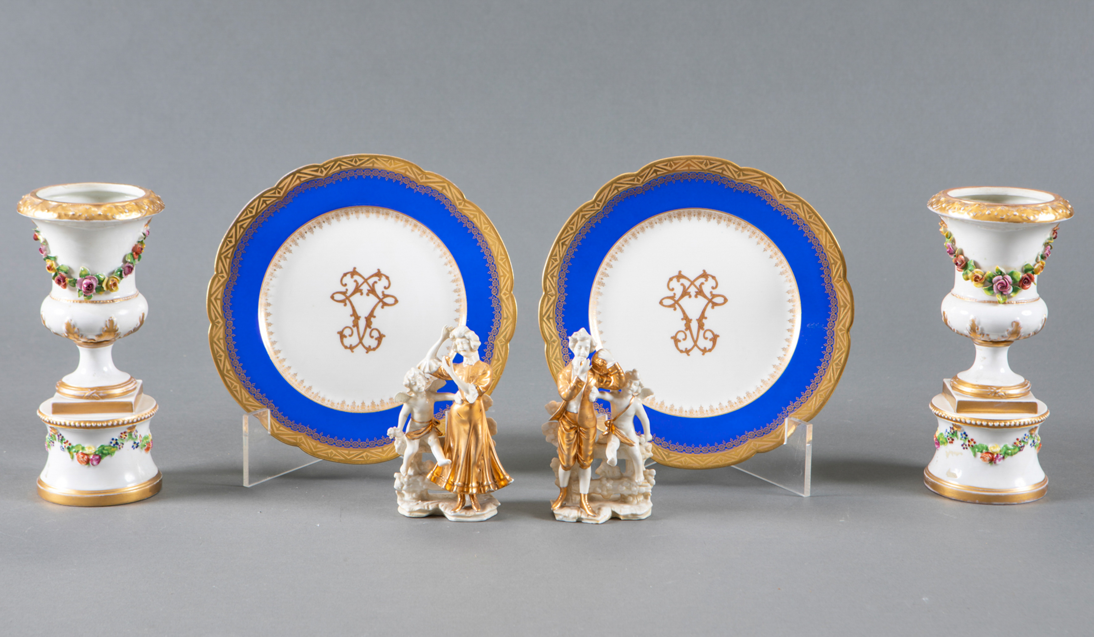 Lote variado en porcelana compuesto por dos platos con iniciales de Maria Antonieta de Sevres, dos...