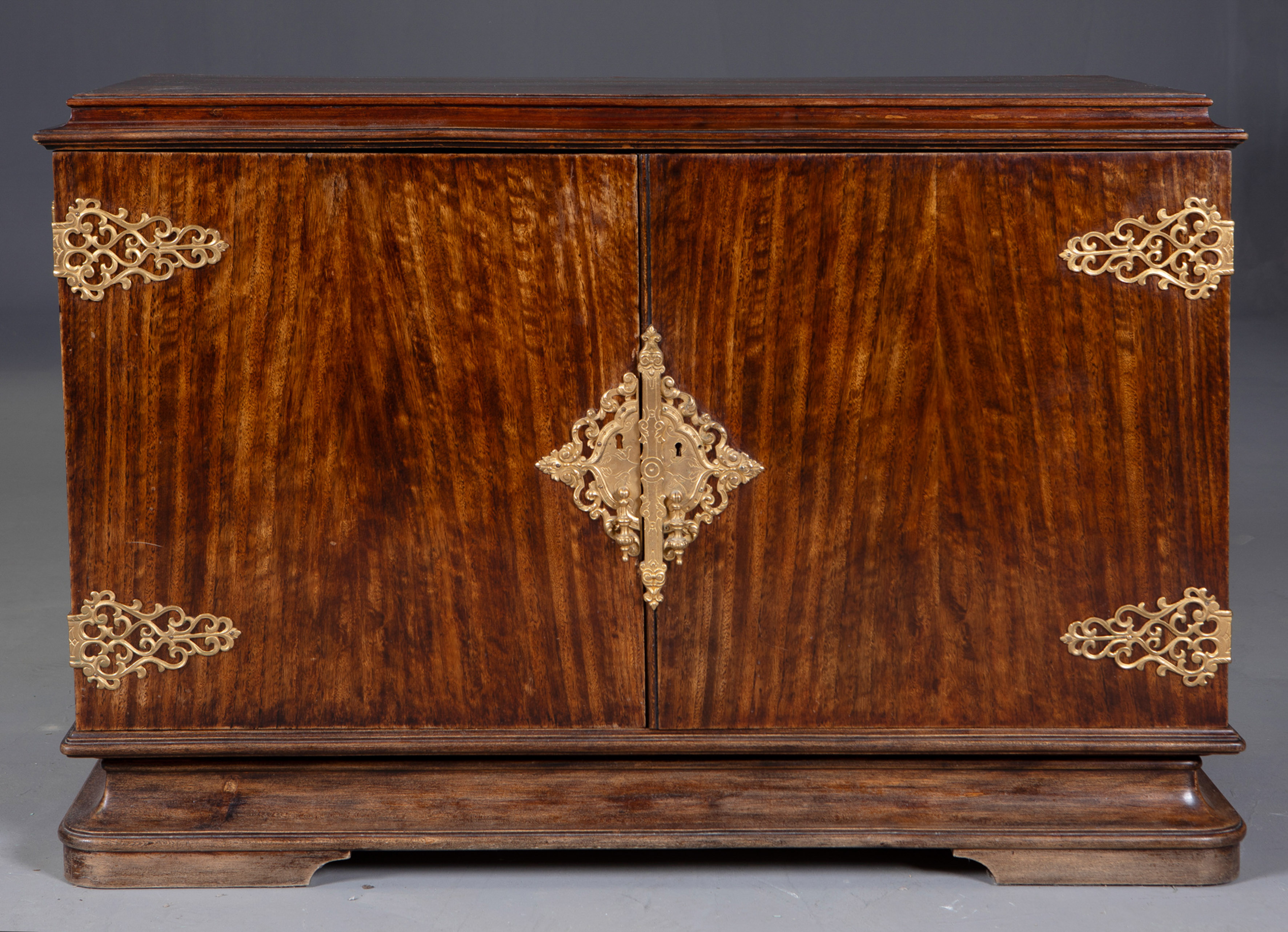 Mueble aparador con puertas abatibles, cierre y bisagras en bronce dorado.  
Medidas: 77 x 52 x 112...