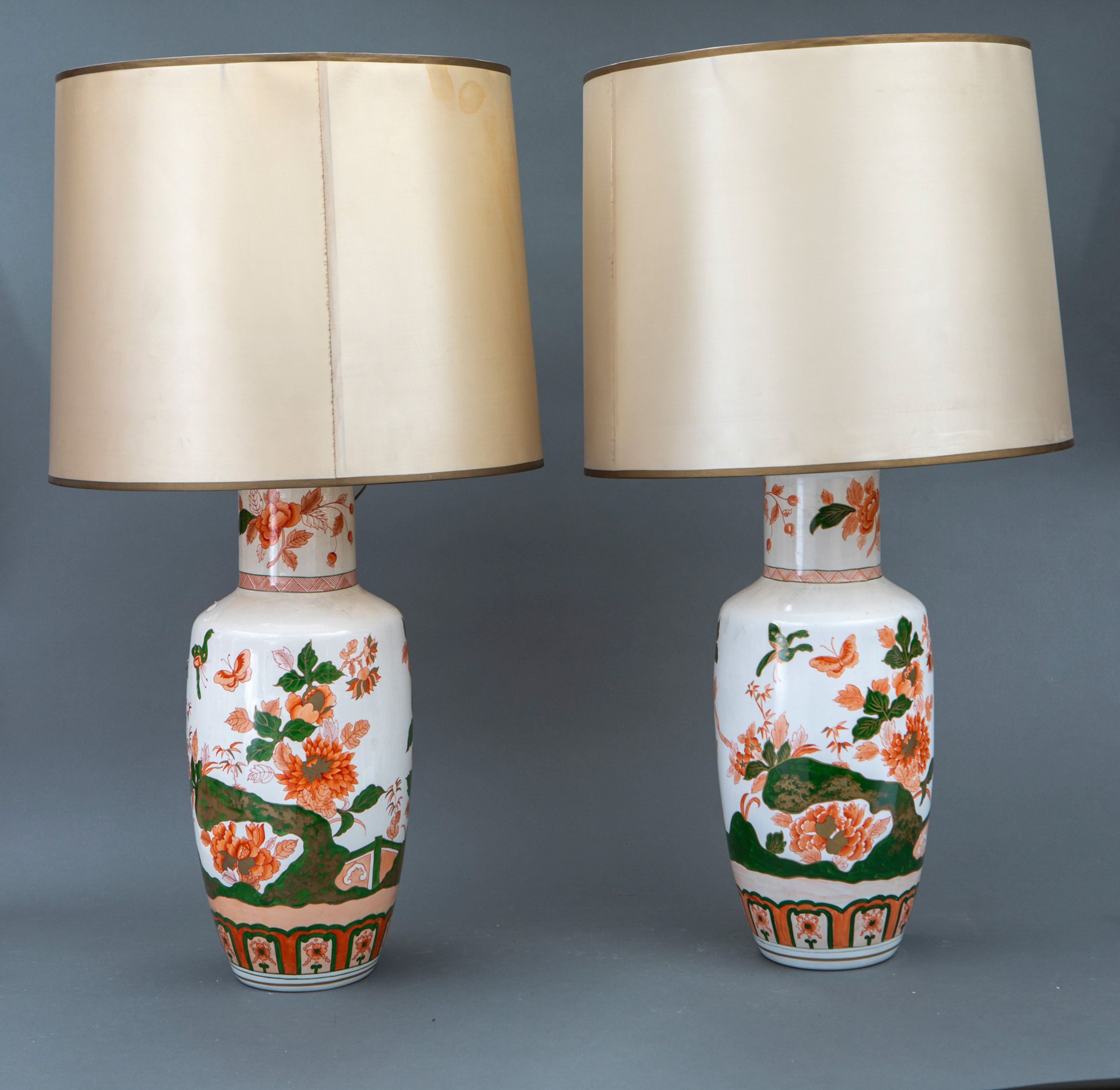 Pareja de tibores en porcelana esmaltada. Fundación de Gremios, S. XX adaptados a lámparas....