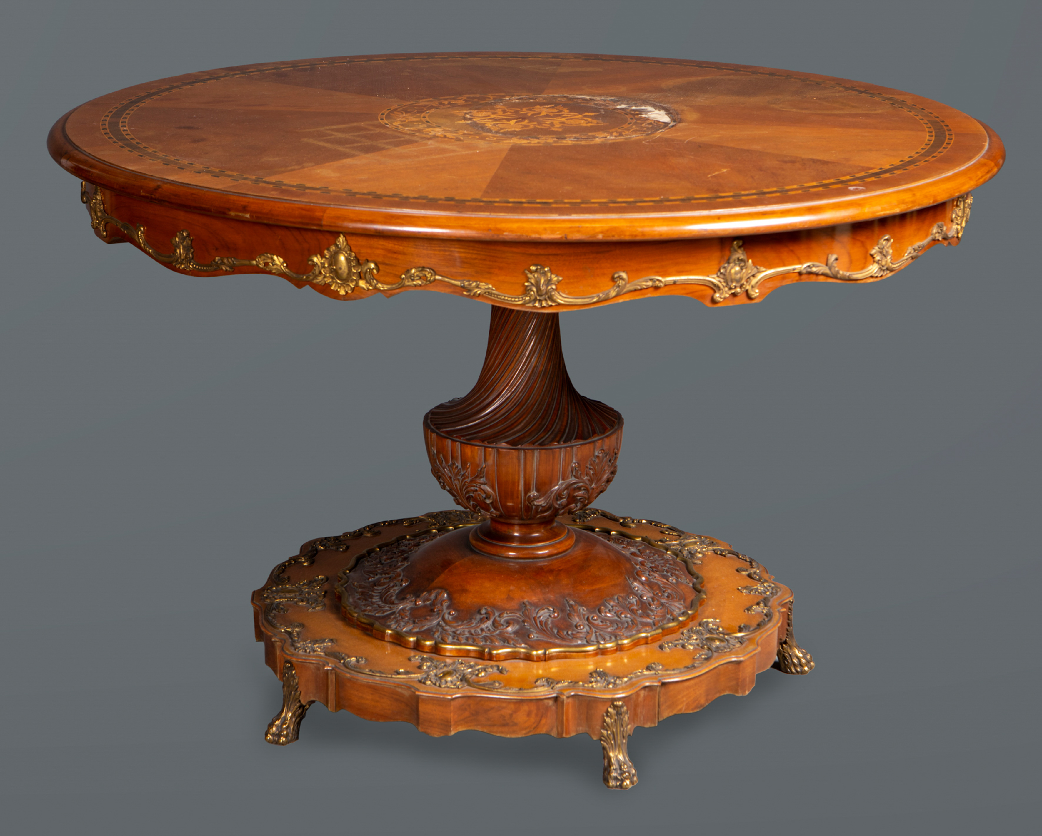 Mesa redonda LOSCERTALES en madera de nogal con marquetería en el sobre y aplicaciones de bronce en...