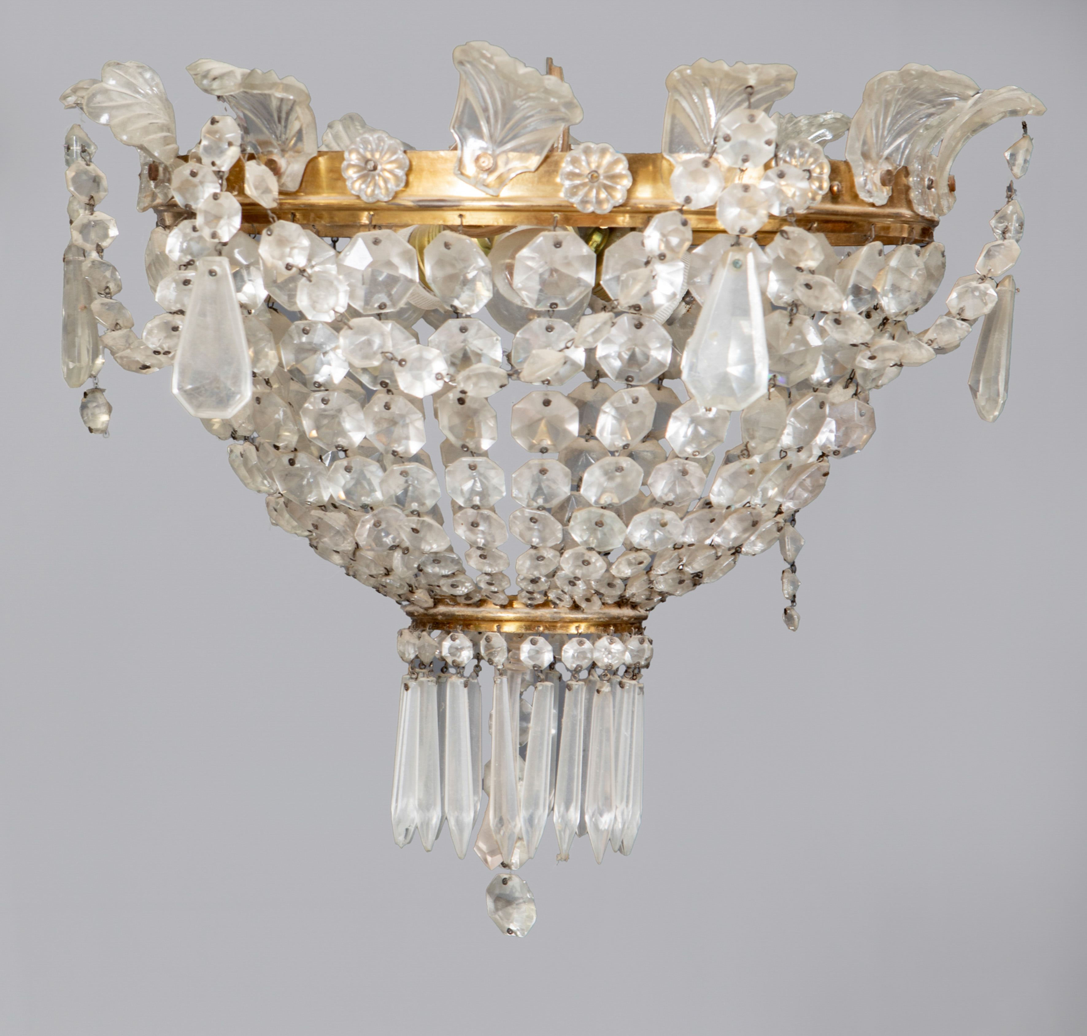 Plafón en cristal y metal dorado con decoración de cuentas y palmetas perimetrales. Remates de...