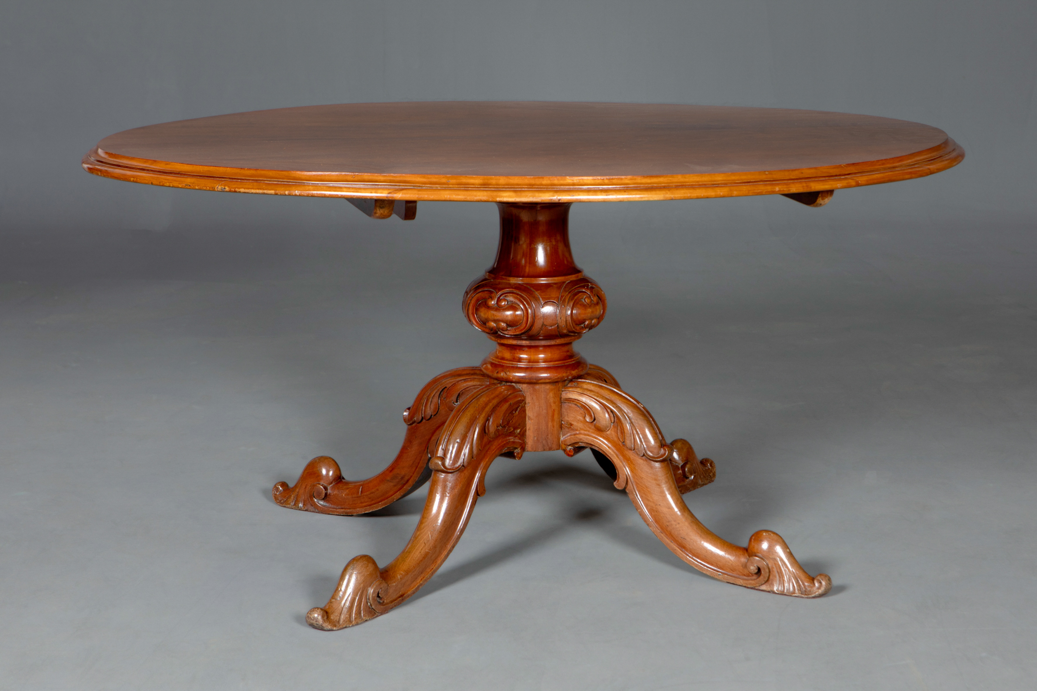 Mesa “till-top” inglesa en madera de caoba.
Medidas: 75 x123 x 149 cm
