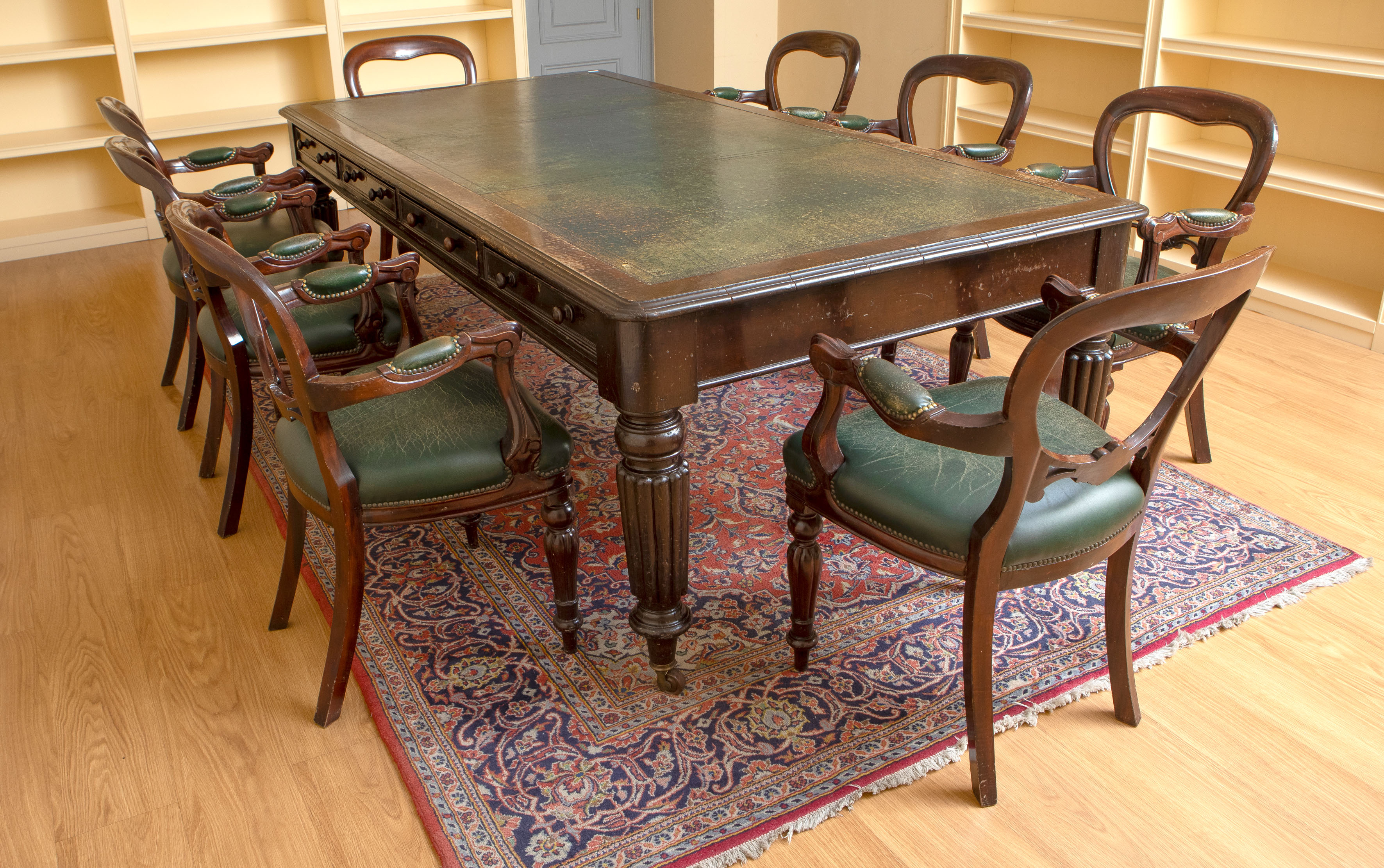 Gran mesa de juntas victoriana, Inglaterra, S. XIX
En madera de caoba con patas en forma de...