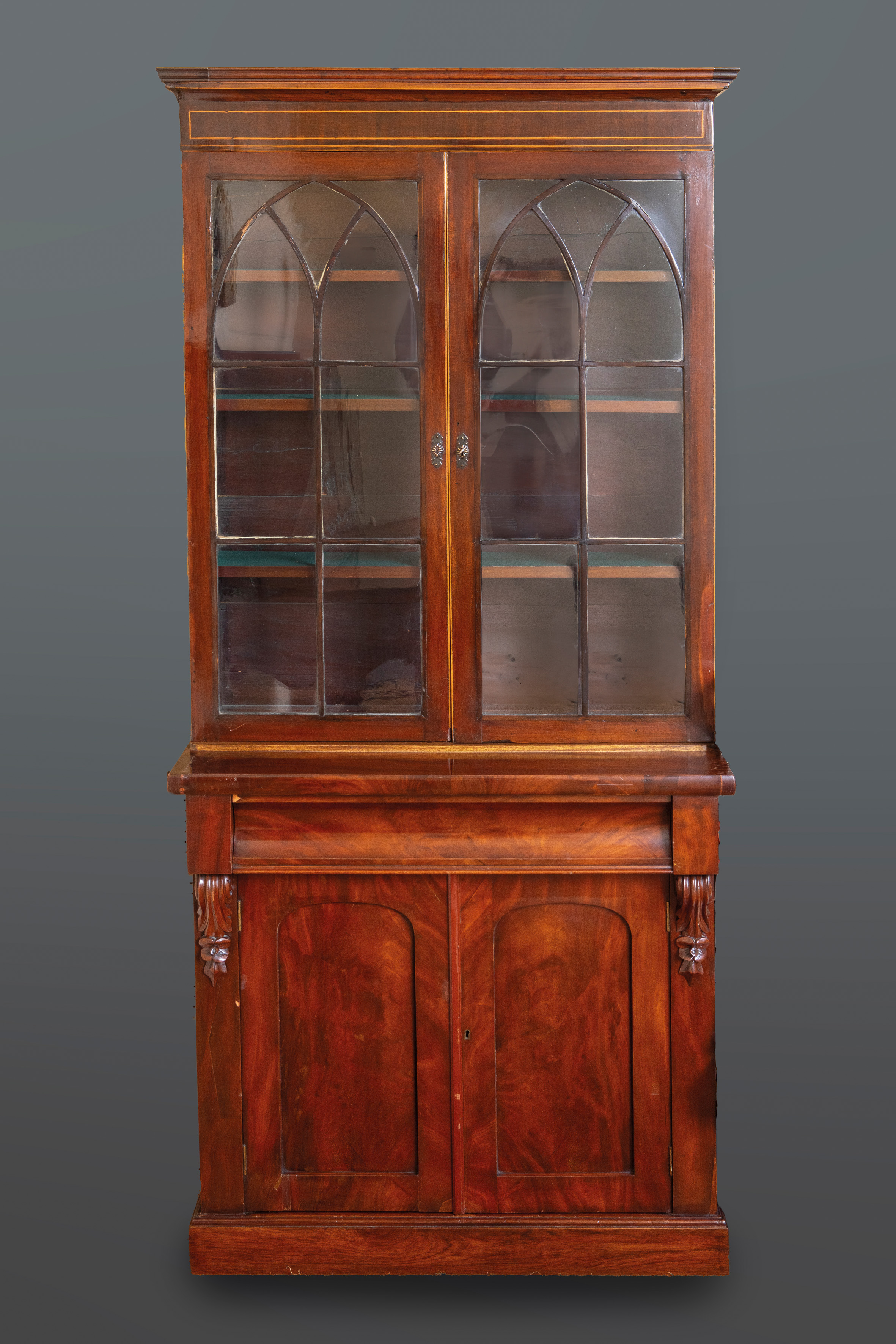 Book-case Reina Ana en madera de caoba, Inglaterra, S. XIX
Cuerpo superior con doble puerta...