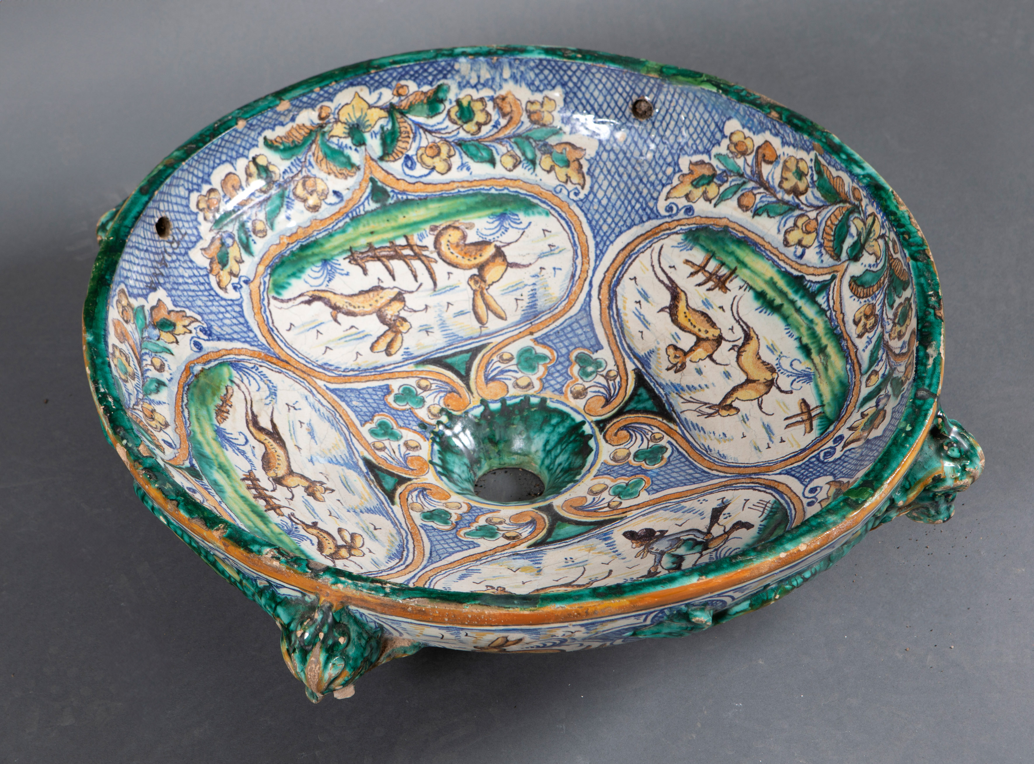 Gran plato para fuente en cerámica de Triana, Sevilla, ff. S. XIX.
Con escenas de montería en...