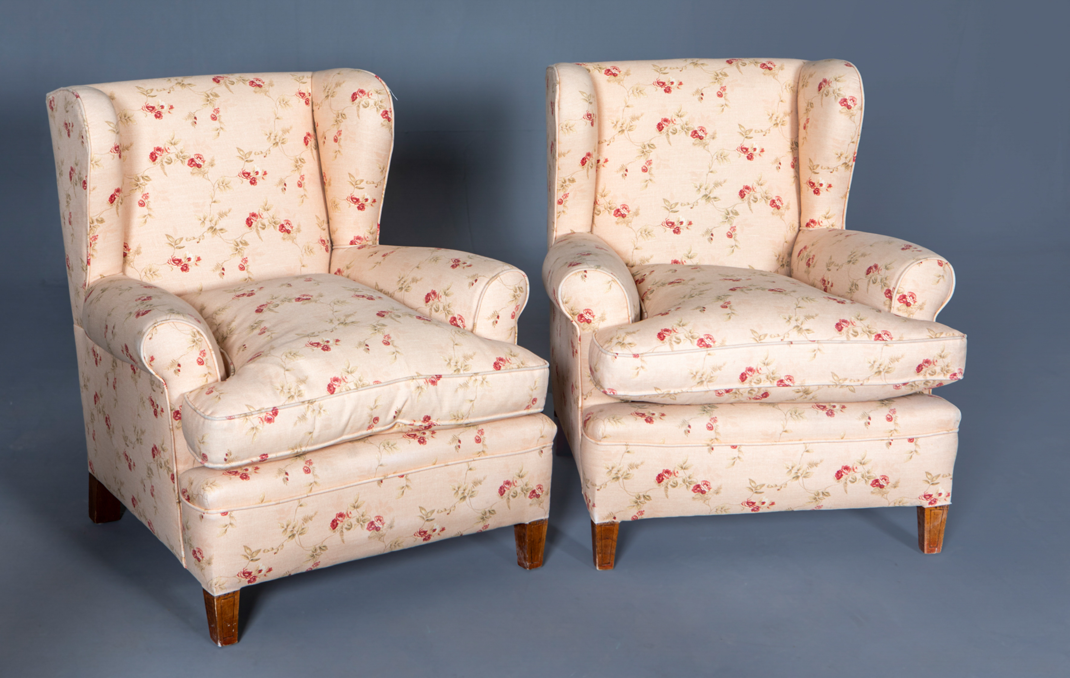 Pareja de sillones orejeros con tapicería de flores.
Medidas: 92 x 85 x 80 cm