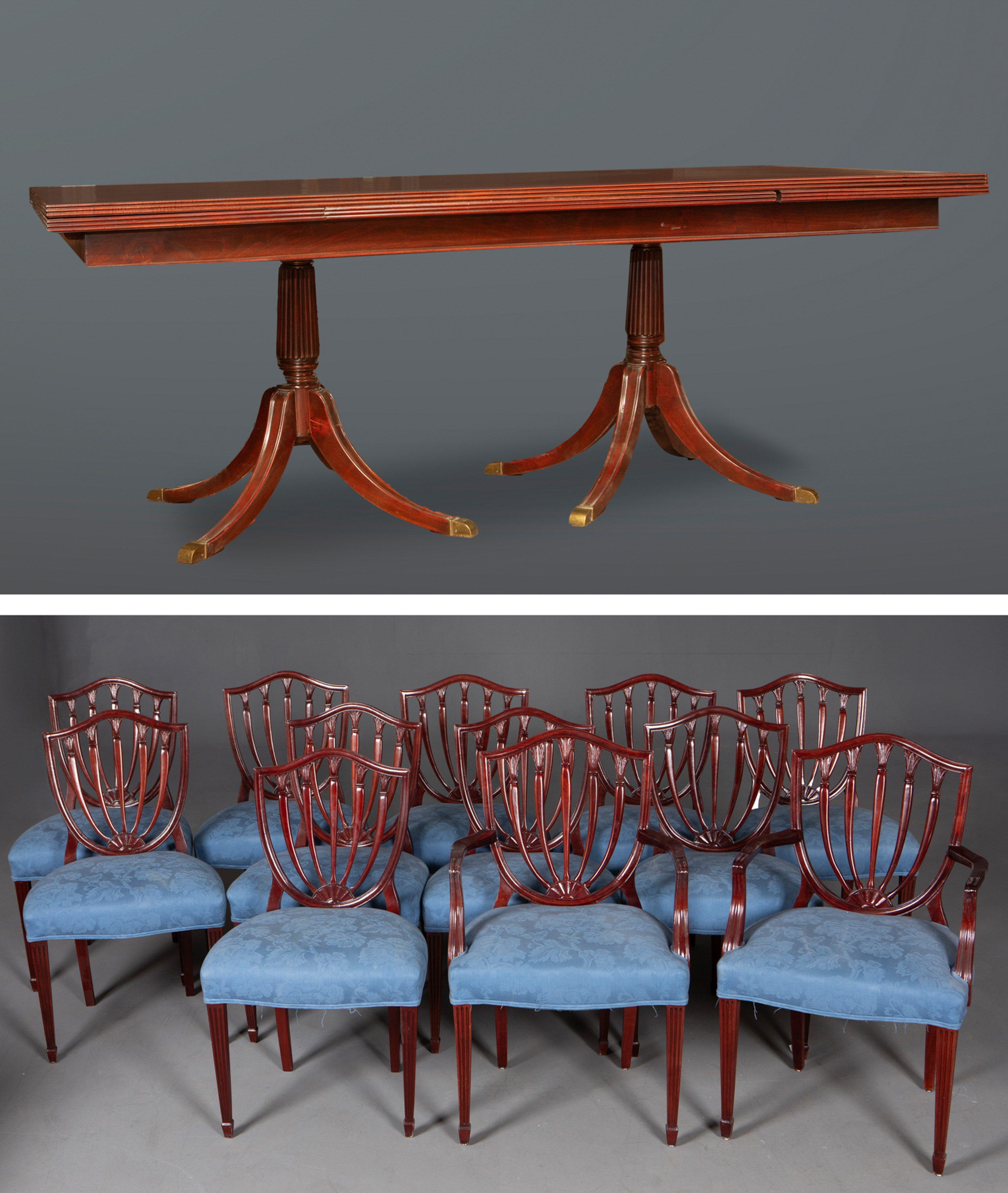 Gran mesa de comedor estilo Jorge III con sillería estilo Hepplewhite con tapicería en terciopelo...
