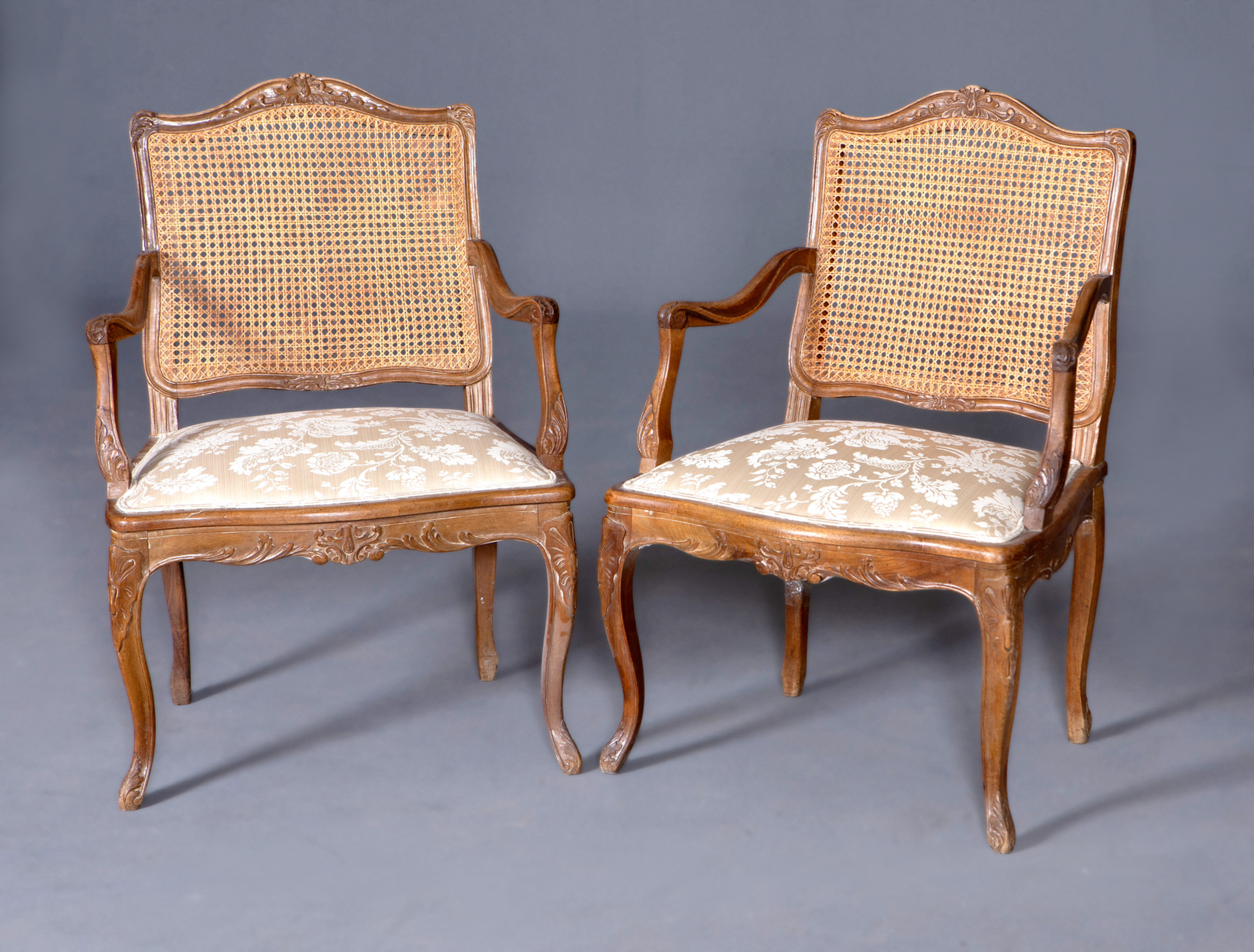 Pareja de sillas estilo Luis XV en madera tallada. Respaldo de rejilla y asiento con tapicería de...