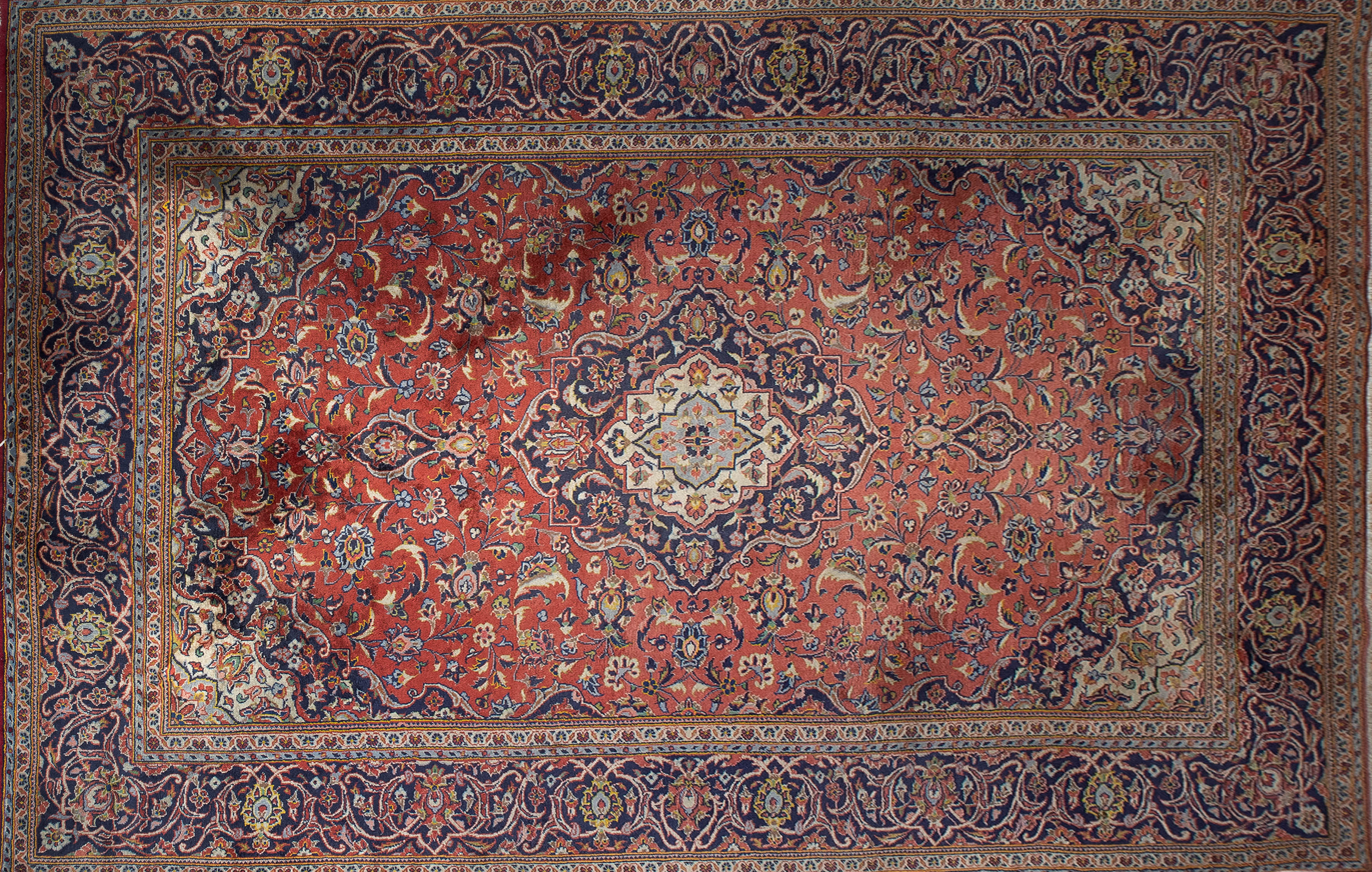 Alfombra persa tipo Herati, S. XX. 
En tonos rojos y azules con decoración vegetal y gran medallón...