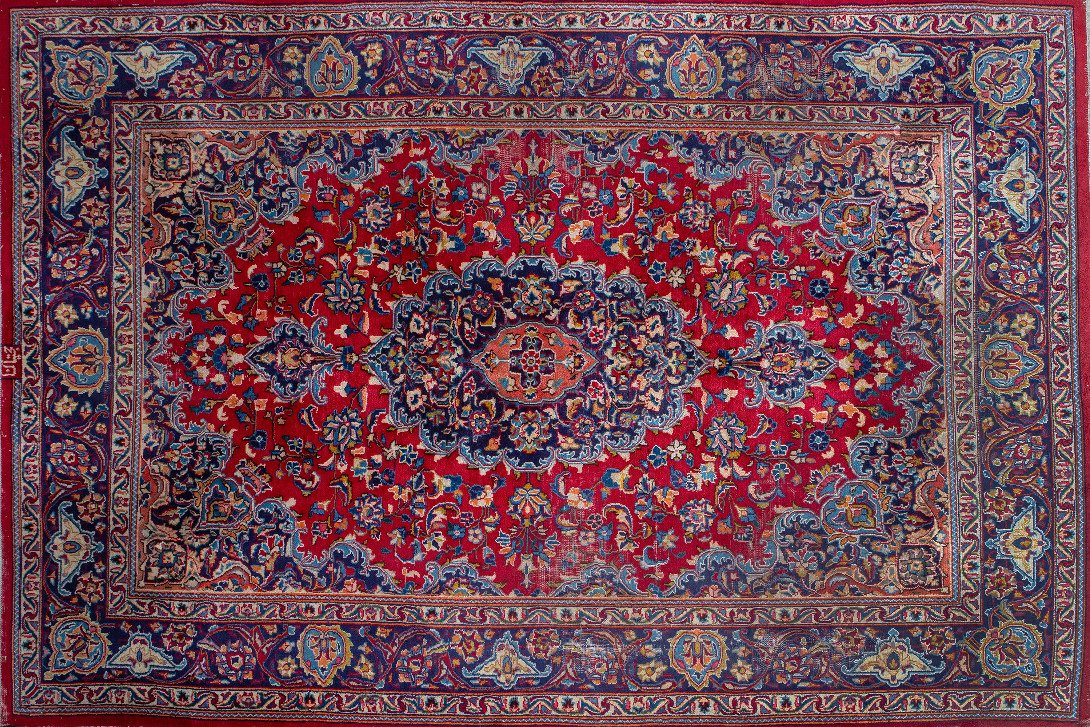 Alfombra persa tipo Herati, S. XX
Campo color rojo con medallón central en azul y borde principal...