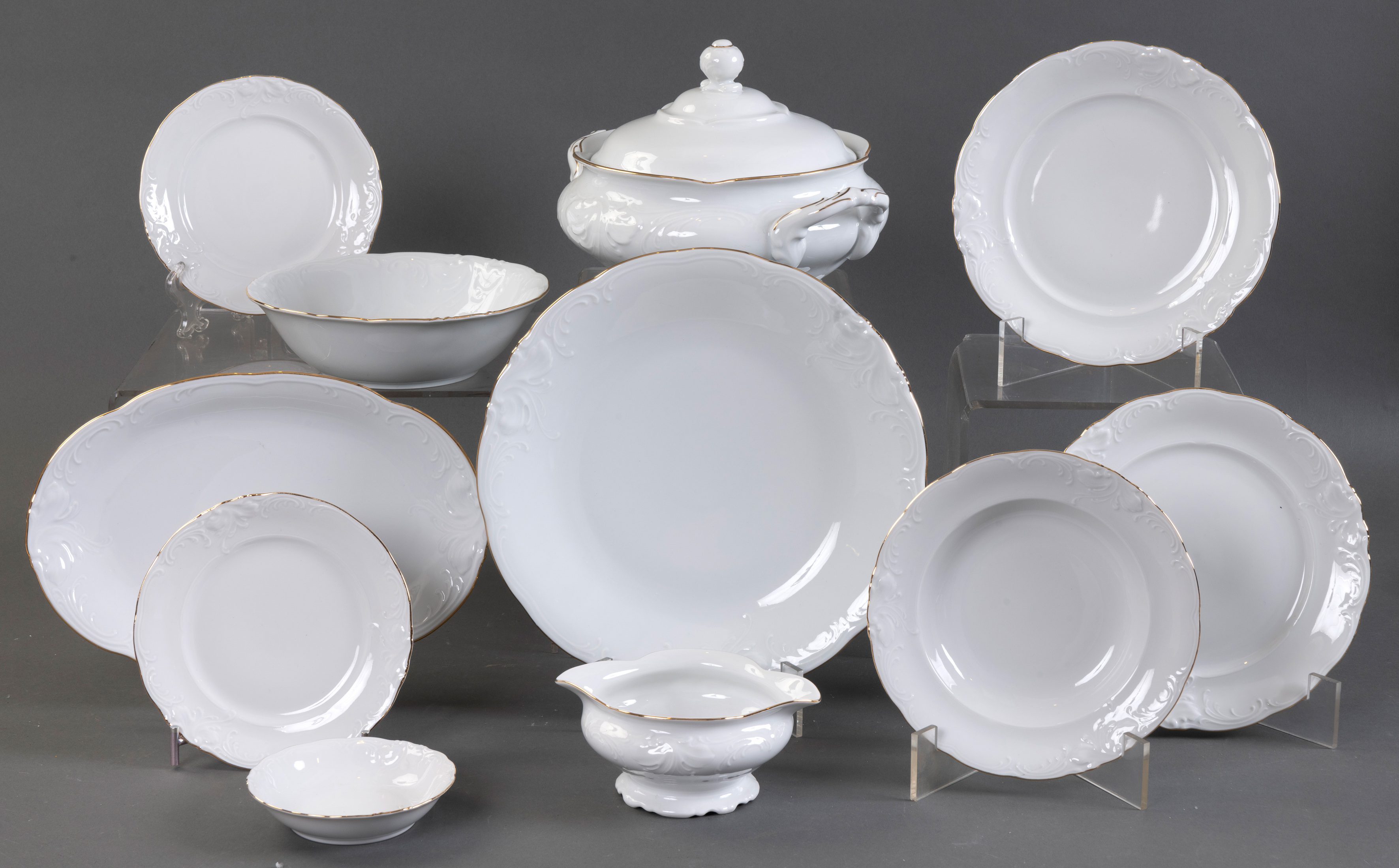 Vajilla en porcelana de Alhambra, S. XX
De fondo blanco con filo plateado y decoración en relieve...