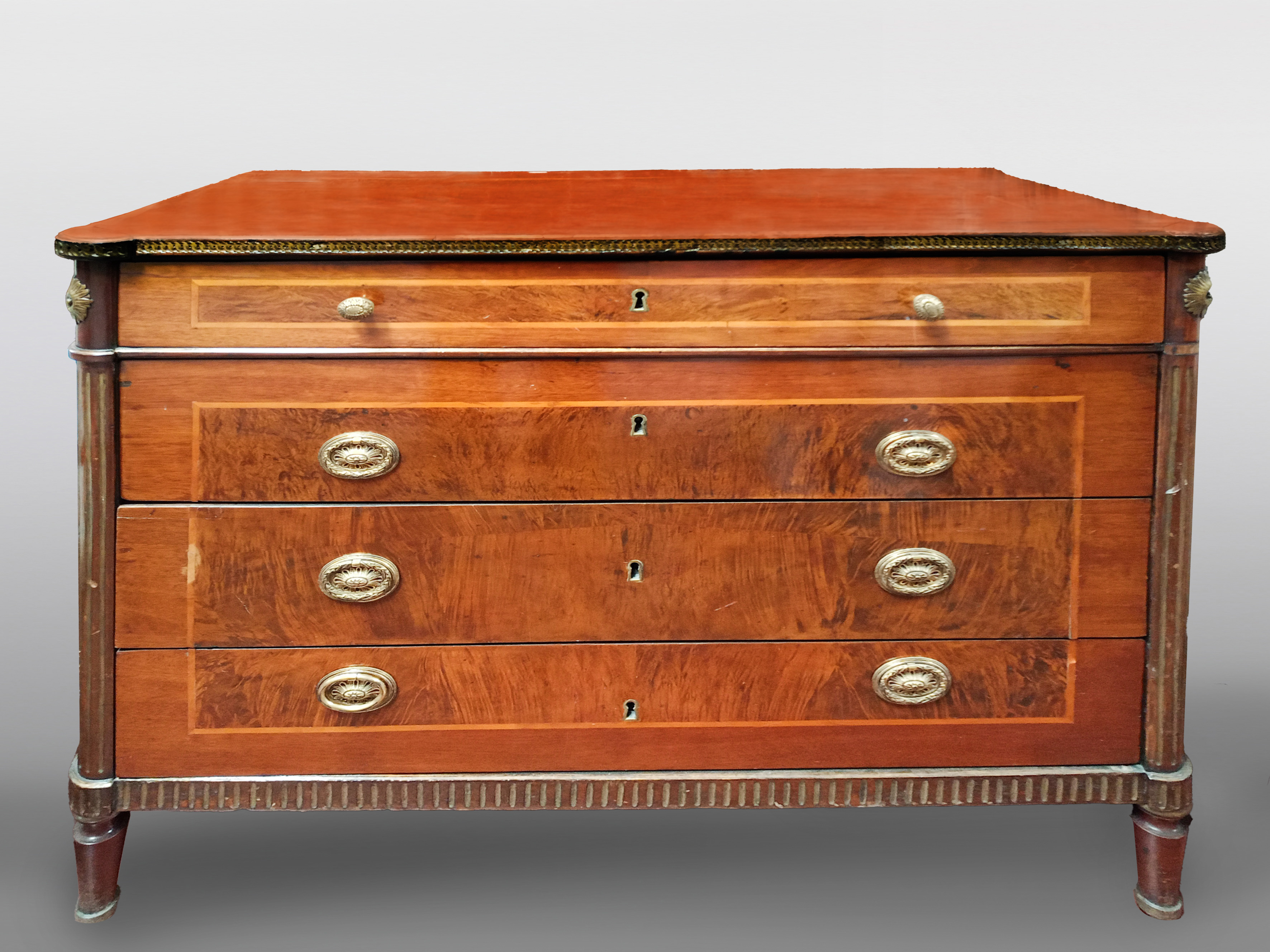 Cómoda Carlos IV, España, pp. S. XIX
En madera de caoba, palma de caoba y maderas frutales. Con...