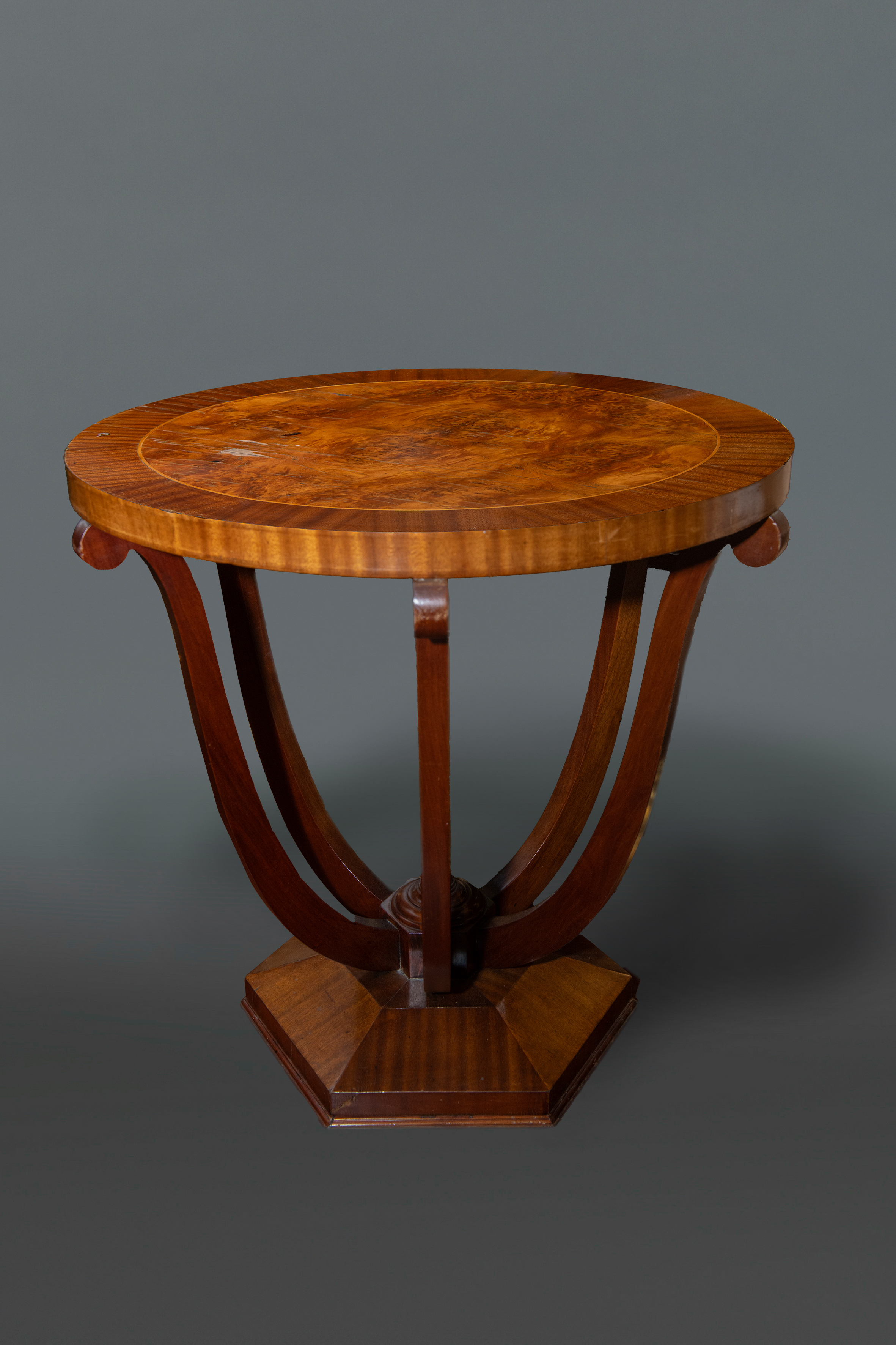 Velador estilo Art Nouveau, España, S.XX
En madera de caoba y palma de caoba.
Medidas: 60 x 60 cm.