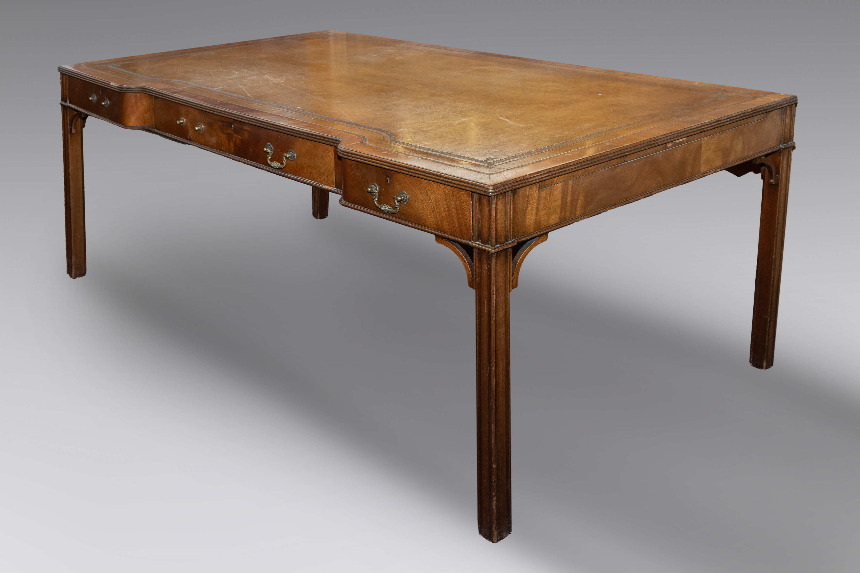 Bureau plat, de estilo inglés, pp. S. XX
En madera tallada, con tapete de cuero marrón en el sobre...